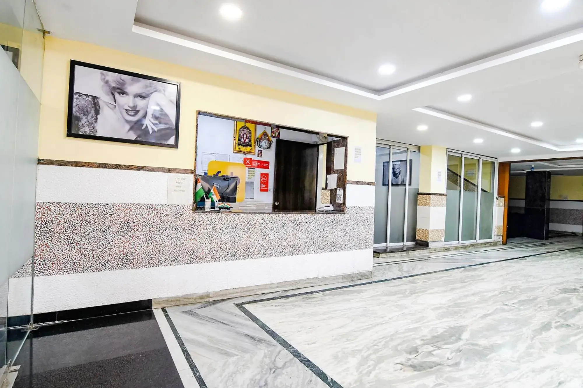 Lobby or reception in FabHotel Saltlake Palace - Nr Anandlok Hospital Lobby or reception in FabHotel Saltlake Palace - Nr Anandlok Hospital
