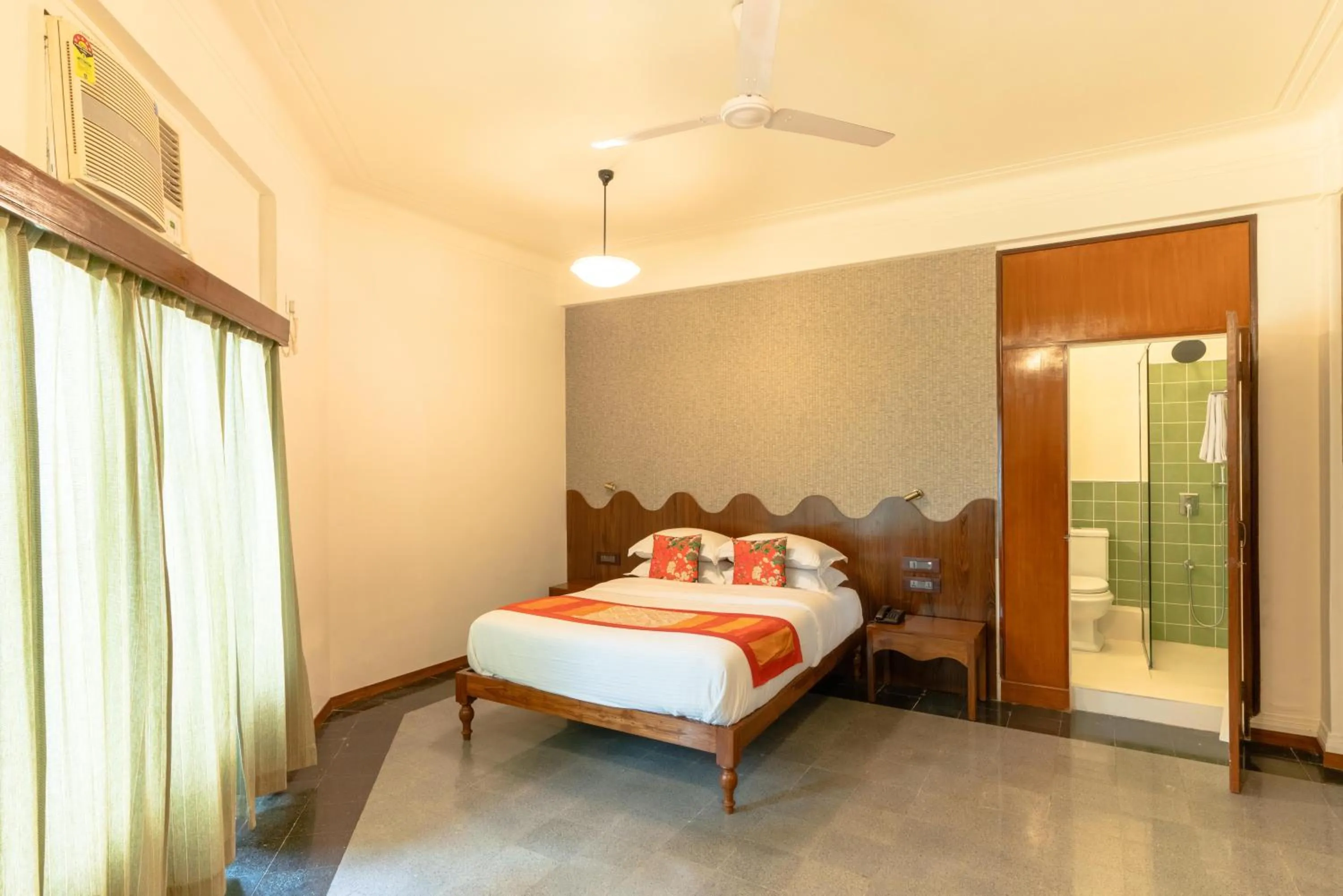 Bed in Sea Green South Hotel