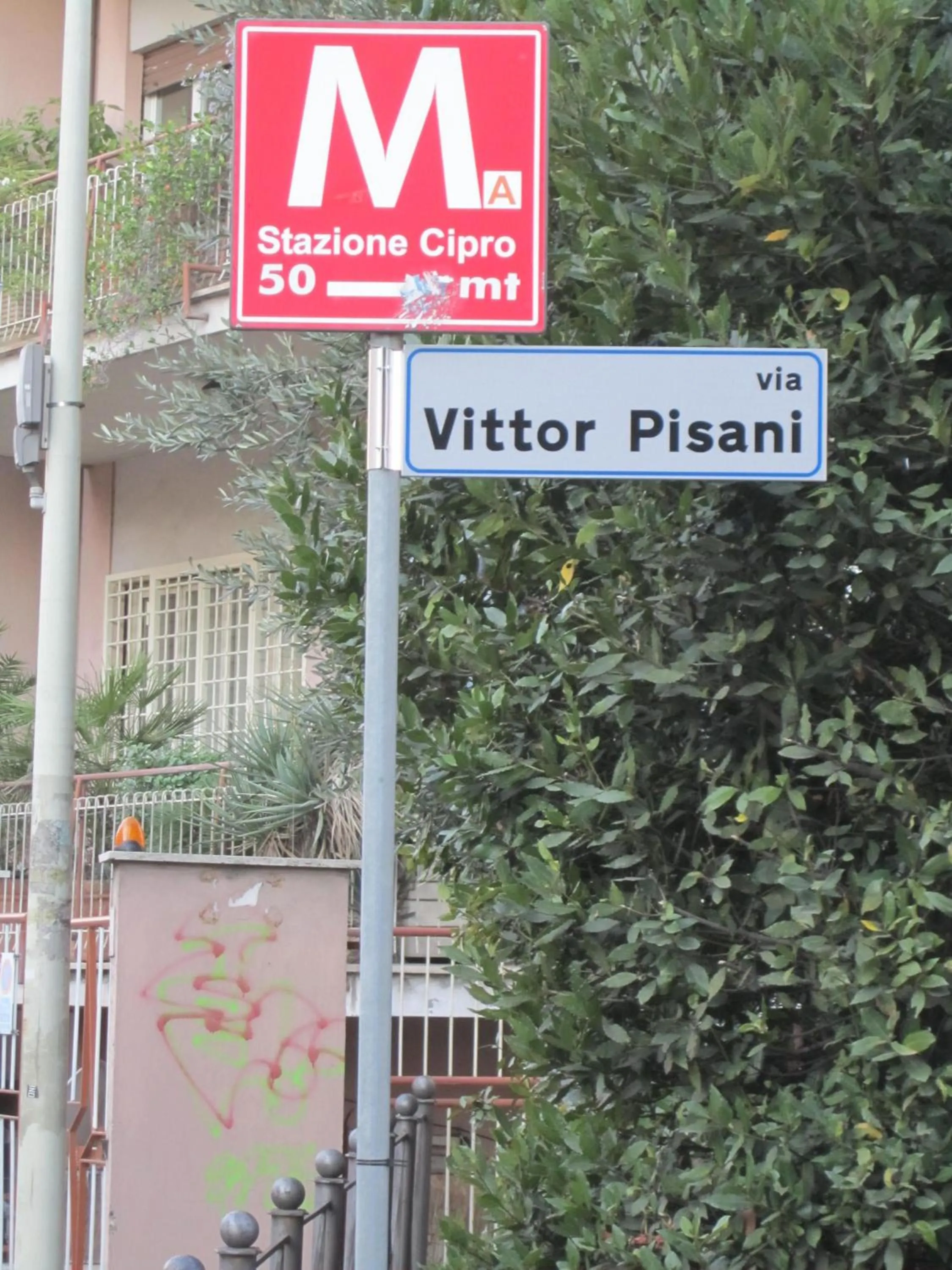 Facade/entrance in Le Cupole