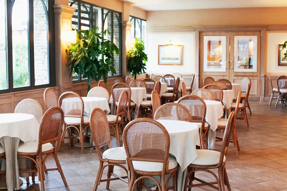 Restaurant/places to eat in Hotel Poseidon