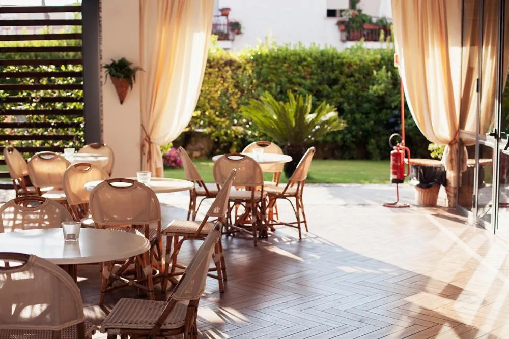 Restaurant/places to eat in Hotel Poseidon