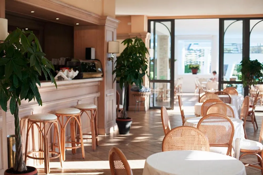 Restaurant/places to eat in Hotel Poseidon