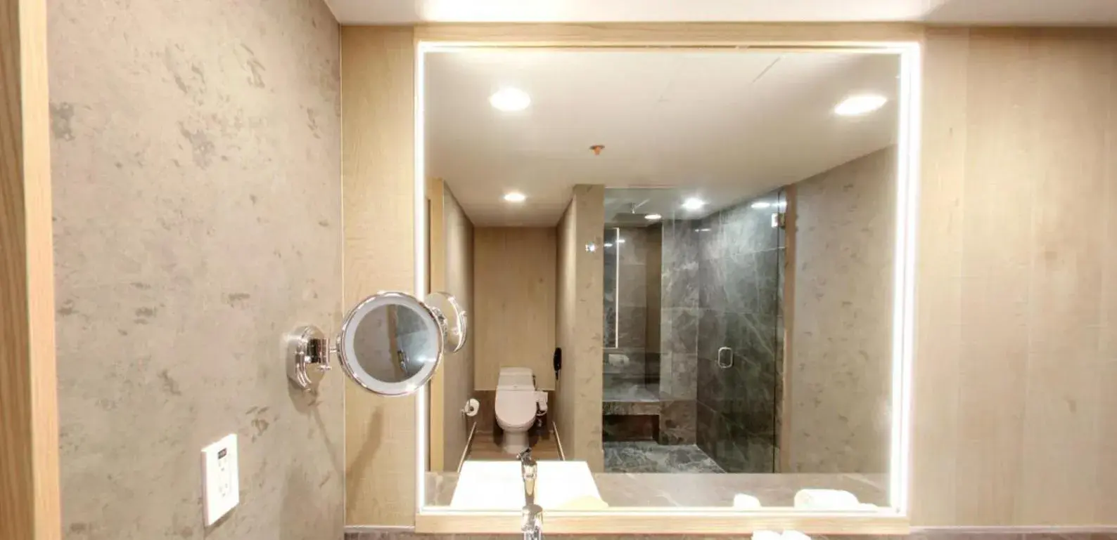 Loft Master 1 King Bed in Galeria Plaza Irapuato Loft Master 1 King Bed in Galeria Plaza Irapuato