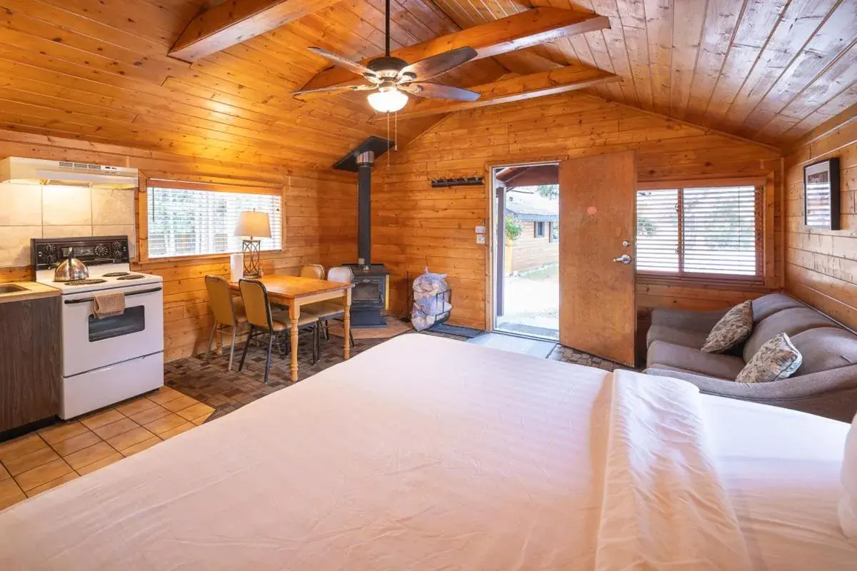 Superior Chalet - Pet-Friendly in Castle Mountain Chalets Superior Chalet - Pet-Friendly in Castle Mountain Chalets