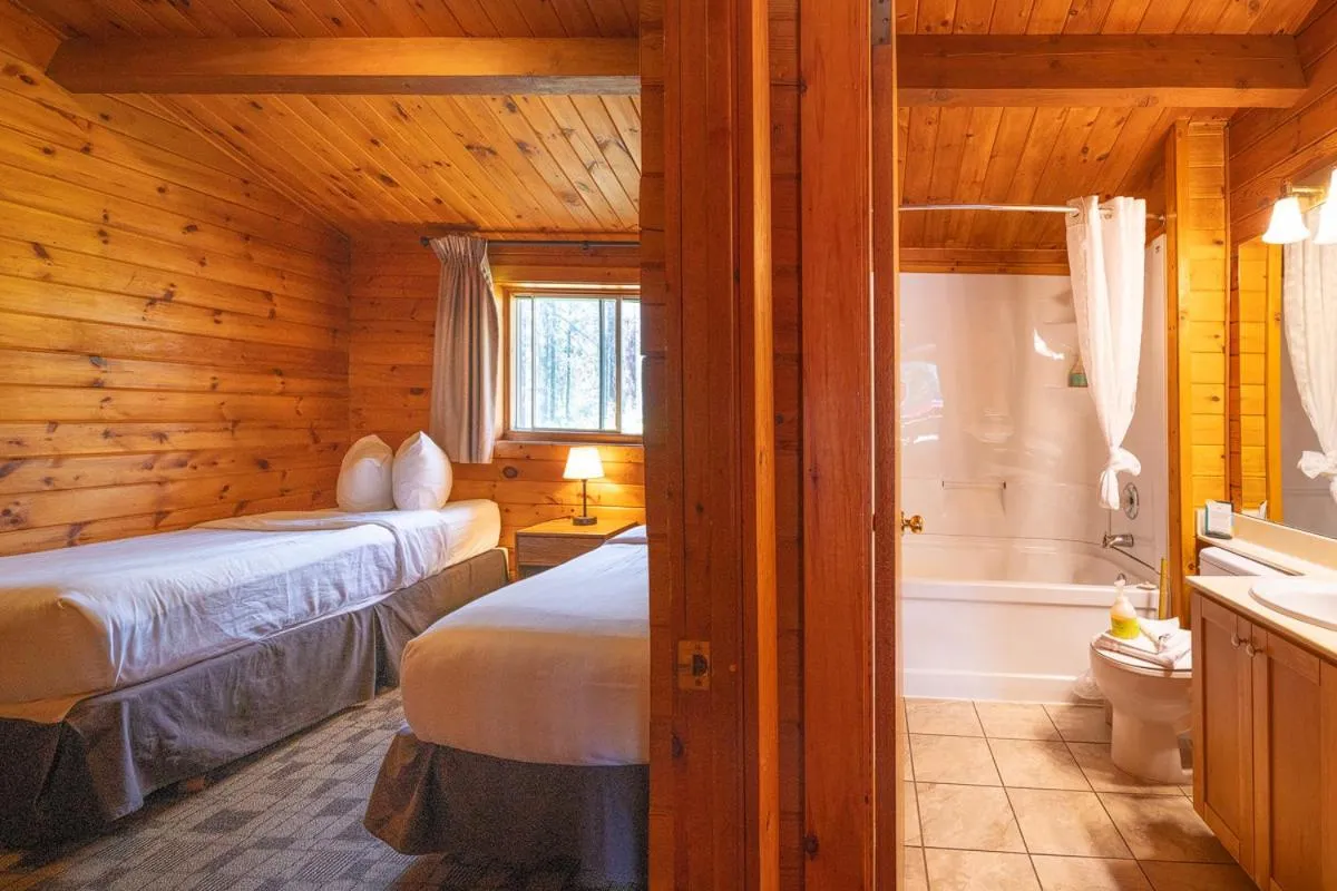 Bathroom, Bed in Castle Mountain Chalets