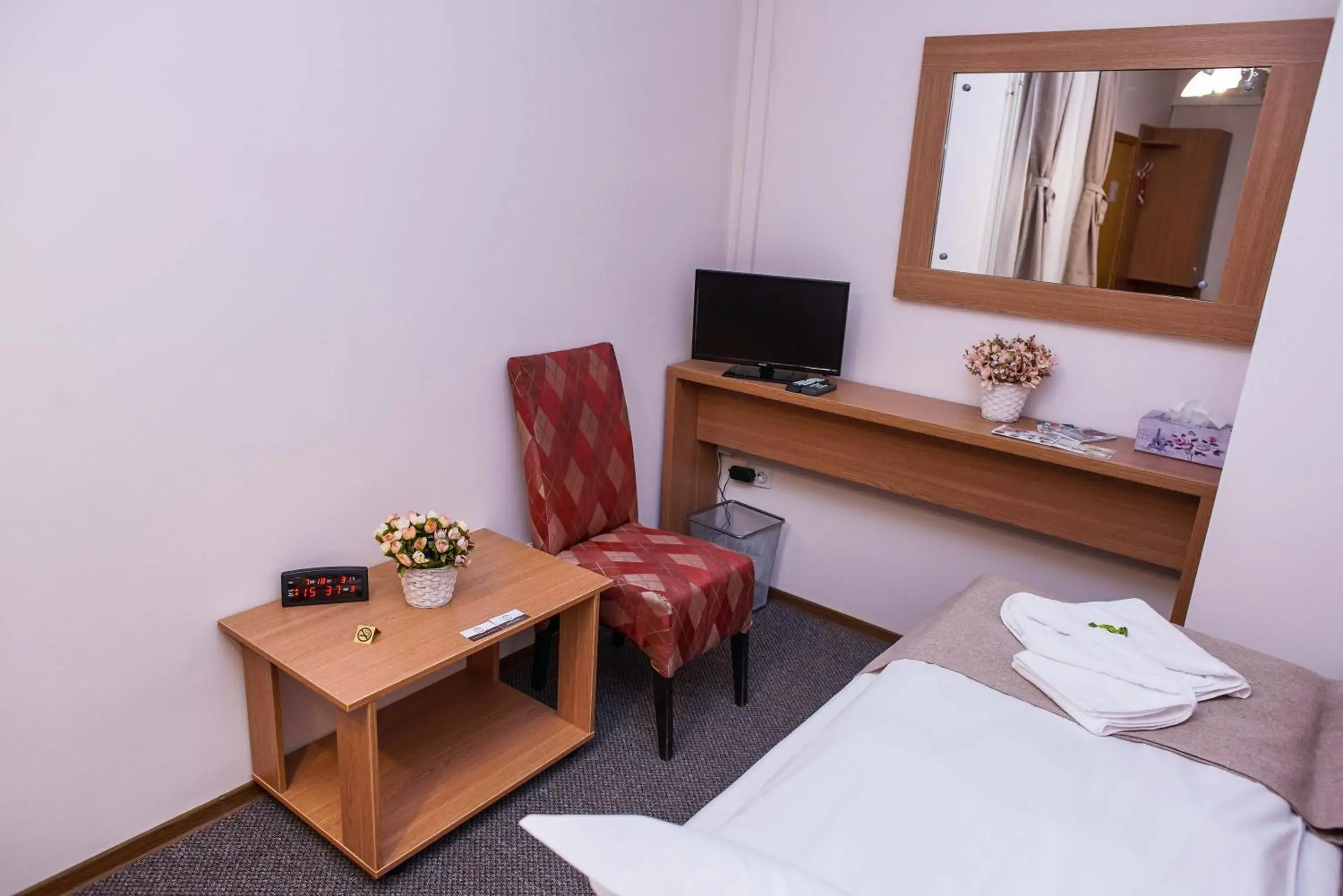 Economy Twin Room in Bucharest Downtown Inn Economy Twin Room in Bucharest Downtown Inn