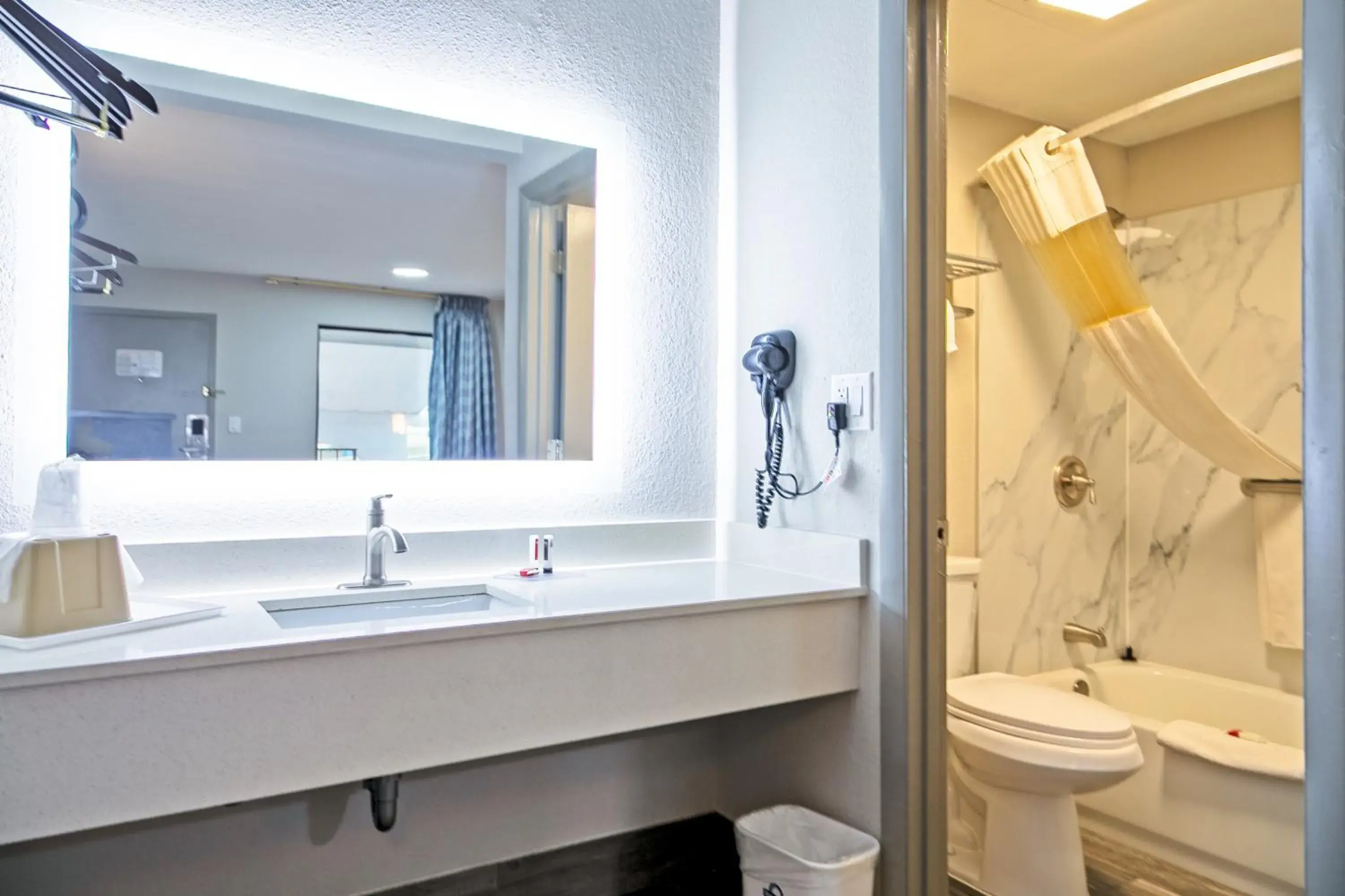 Shower in Days Inn by Wyndham Augusta Fort Eisenhower Shower in Days Inn by Wyndham Augusta Fort Eisenhower