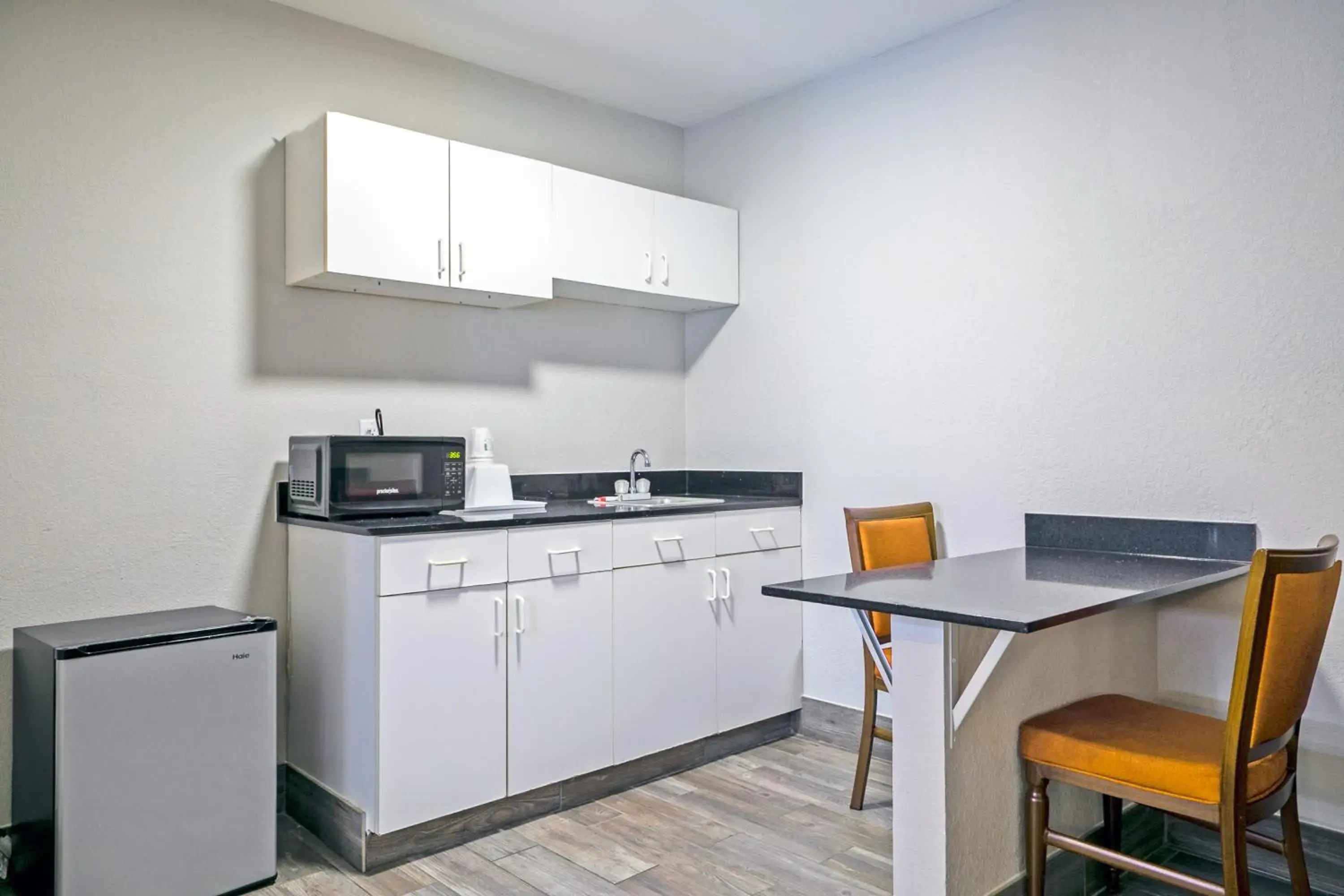 Kitchen or kitchenette in Days Inn by Wyndham Augusta Fort Eisenhower Kitchen or kitchenette in Days Inn by Wyndham Augusta Fort Eisenhower