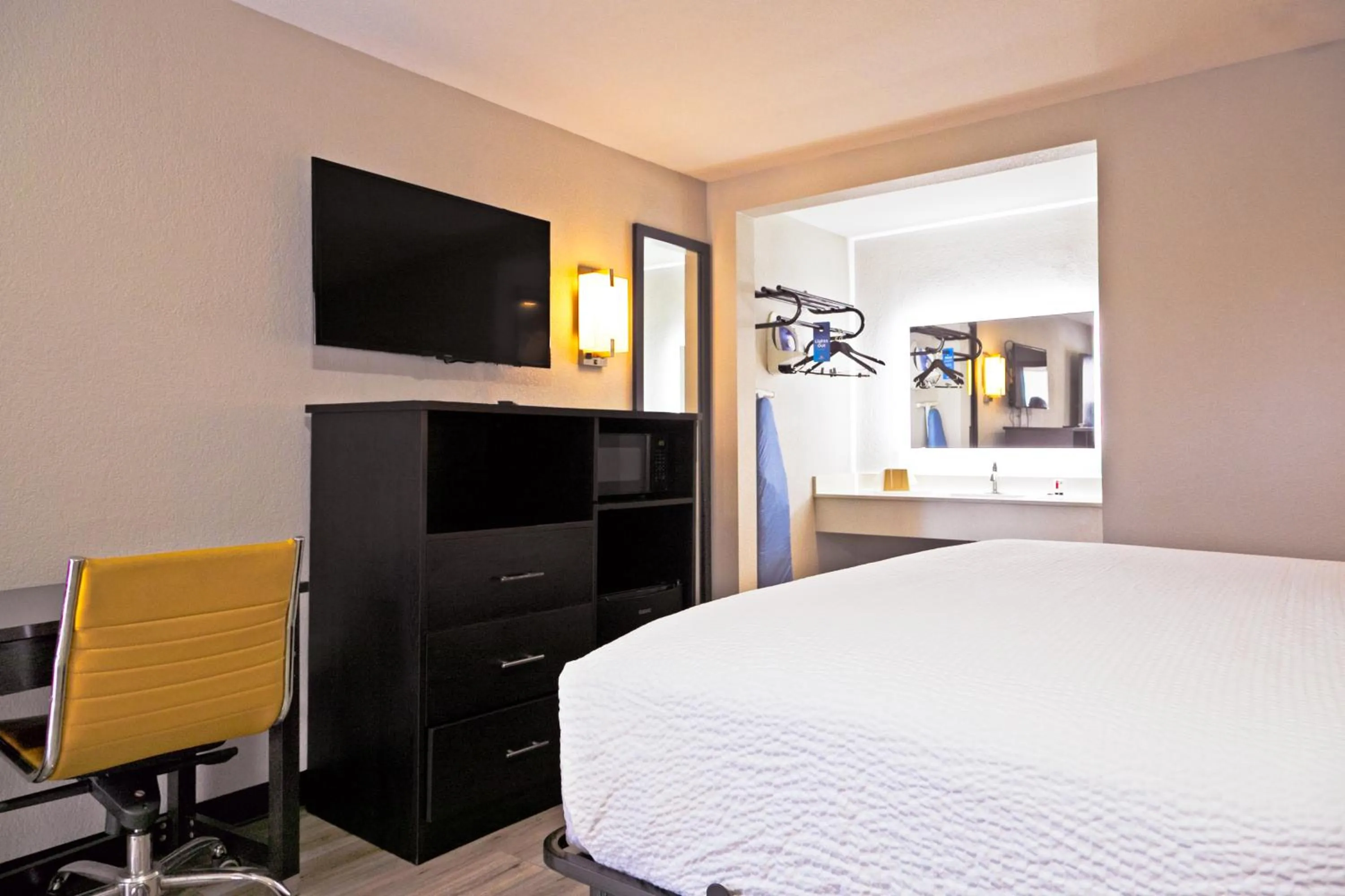 Bed in Days Inn by Wyndham Augusta Fort Eisenhower