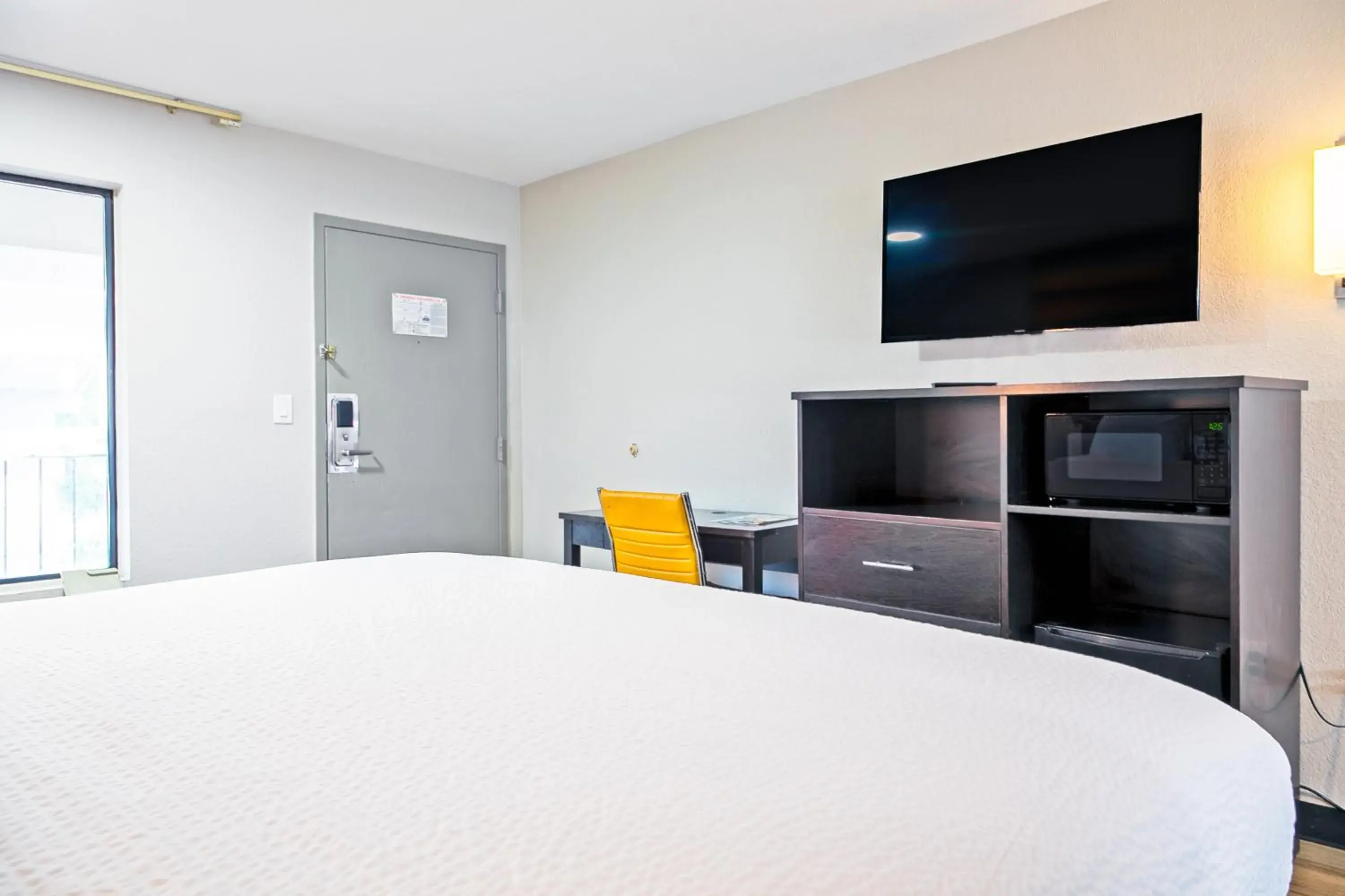 TV and multimedia, Bed in Days Inn by Wyndham Augusta Fort Eisenhower TV and multimedia, Bed in Days Inn by Wyndham Augusta Fort Eisenhower