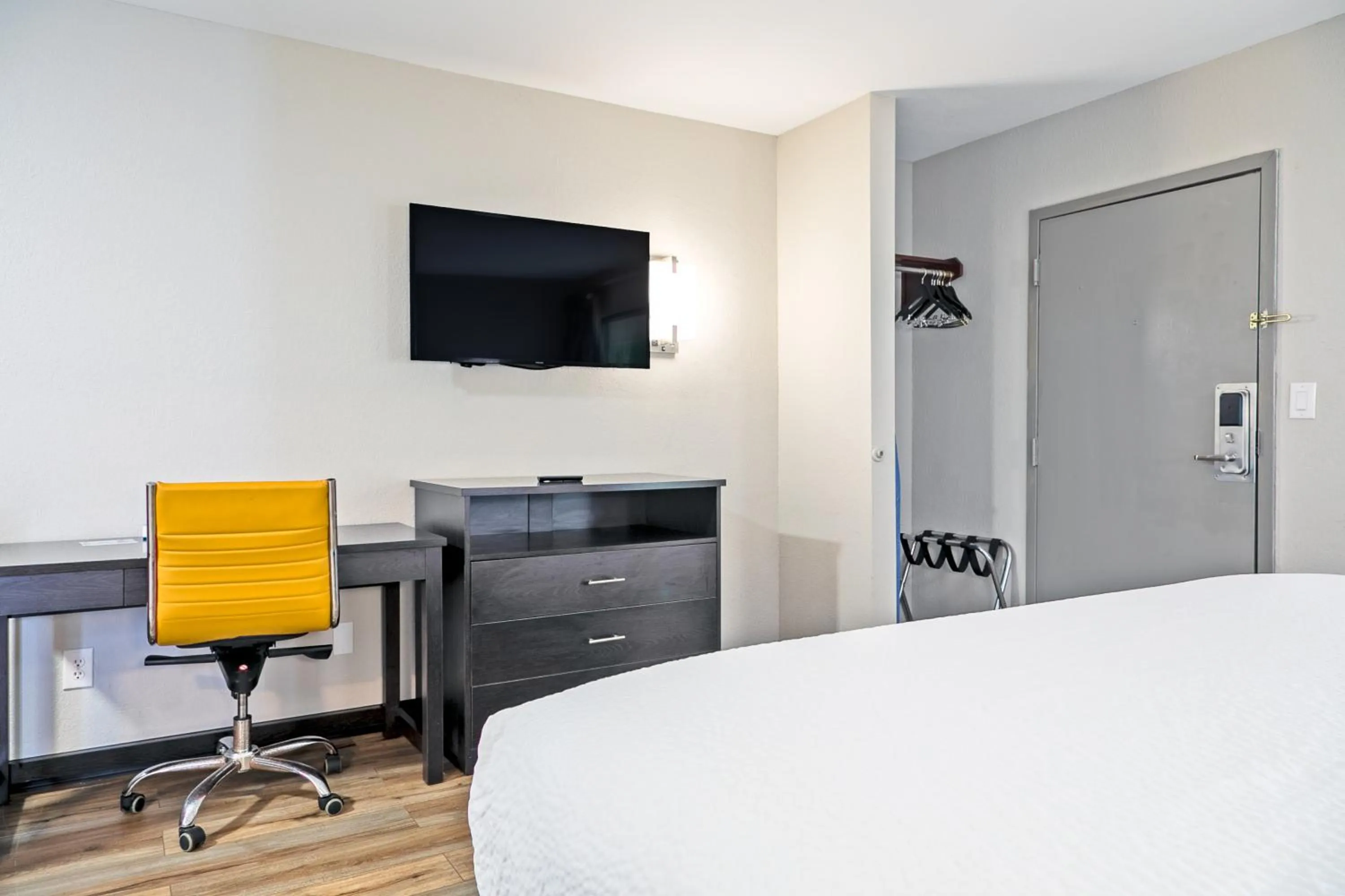 TV and multimedia, Bed in Days Inn by Wyndham Augusta Fort Eisenhower