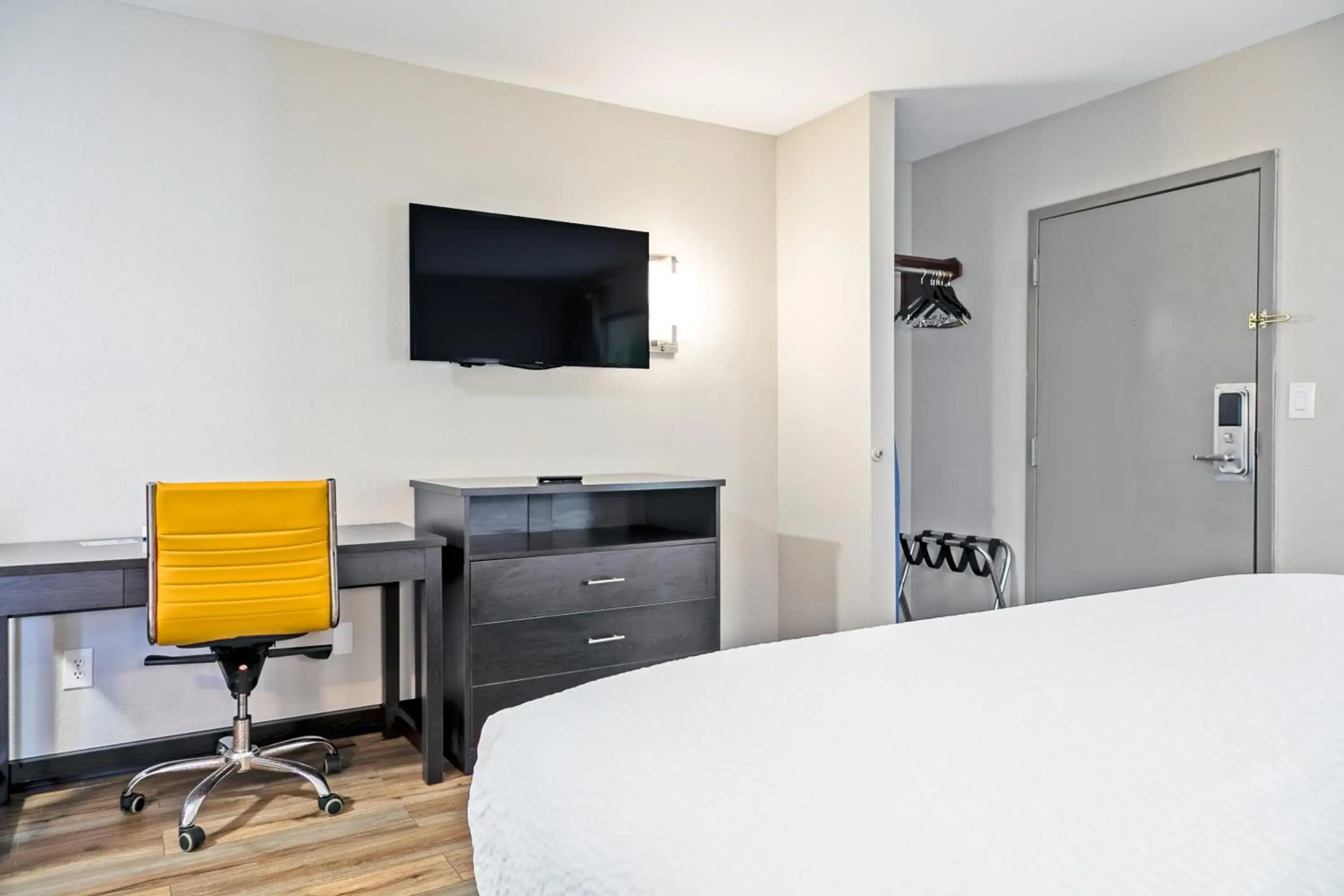 TV and multimedia, Bed in Days Inn by Wyndham Augusta Fort Eisenhower TV and multimedia, Bed in Days Inn by Wyndham Augusta Fort Eisenhower