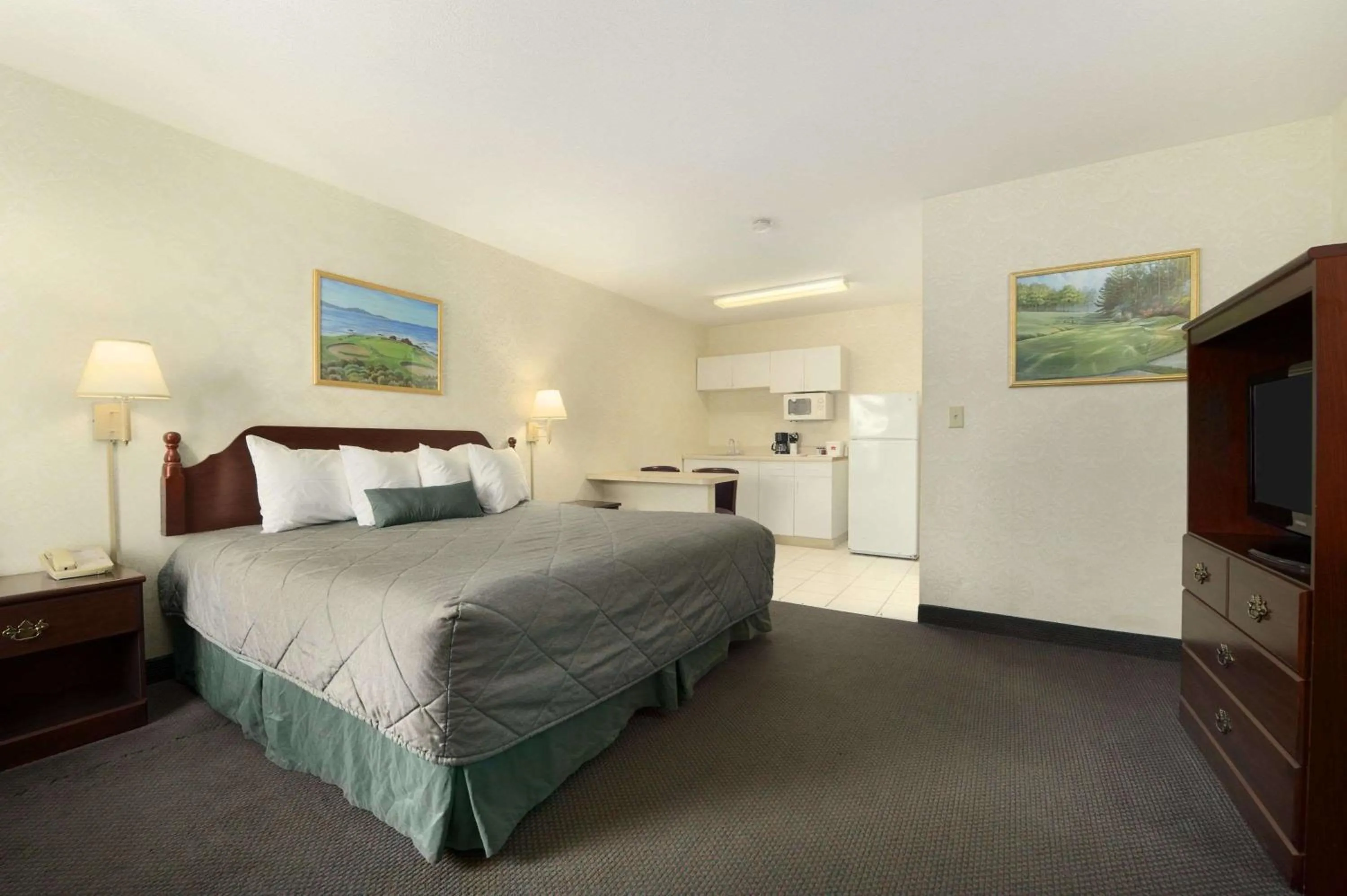 Bedroom, Bed in Days Inn by Wyndham Augusta Fort Eisenhower