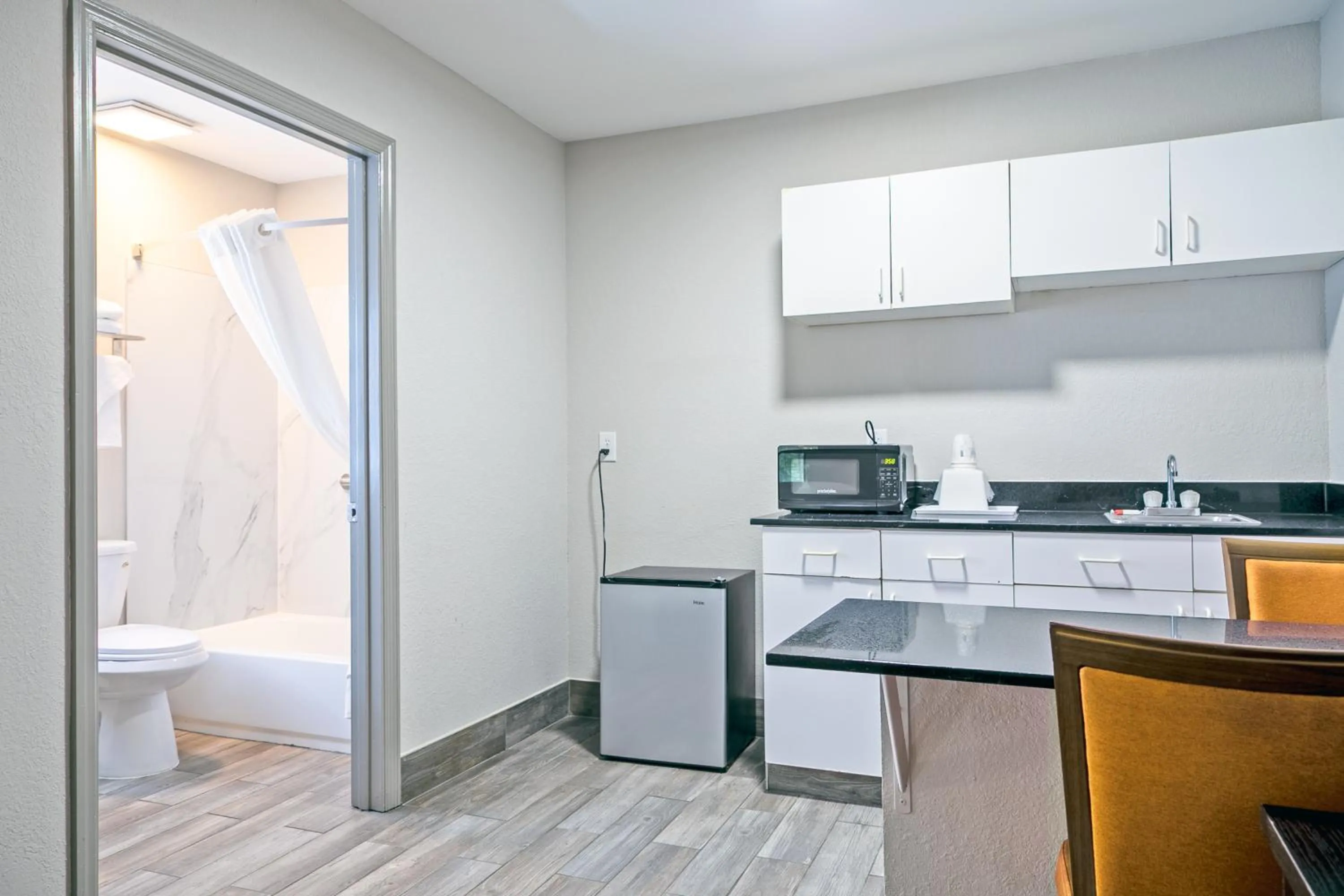 Kitchen or kitchenette in Days Inn by Wyndham Augusta Fort Eisenhower