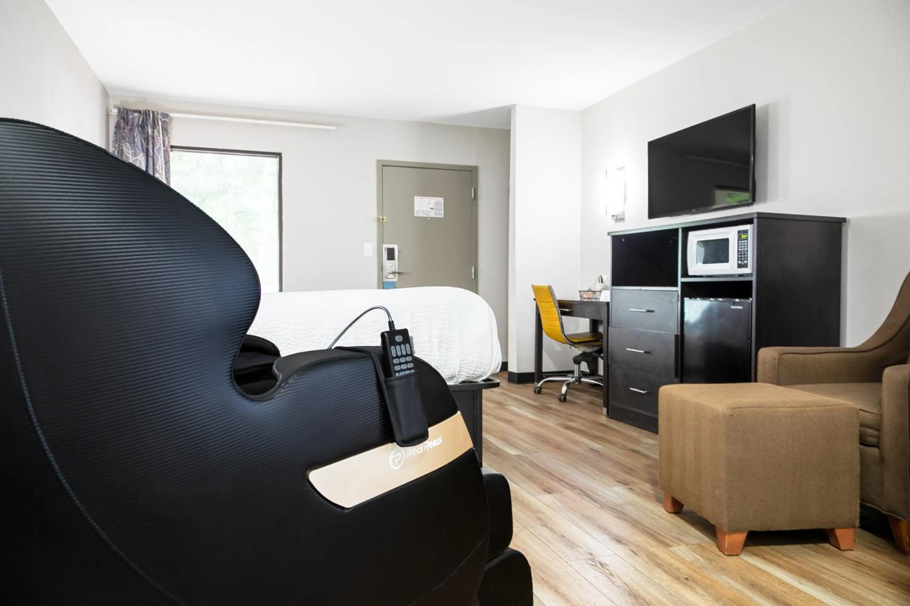 Communal lounge/ TV room in Days Inn by Wyndham Augusta Fort Eisenhower