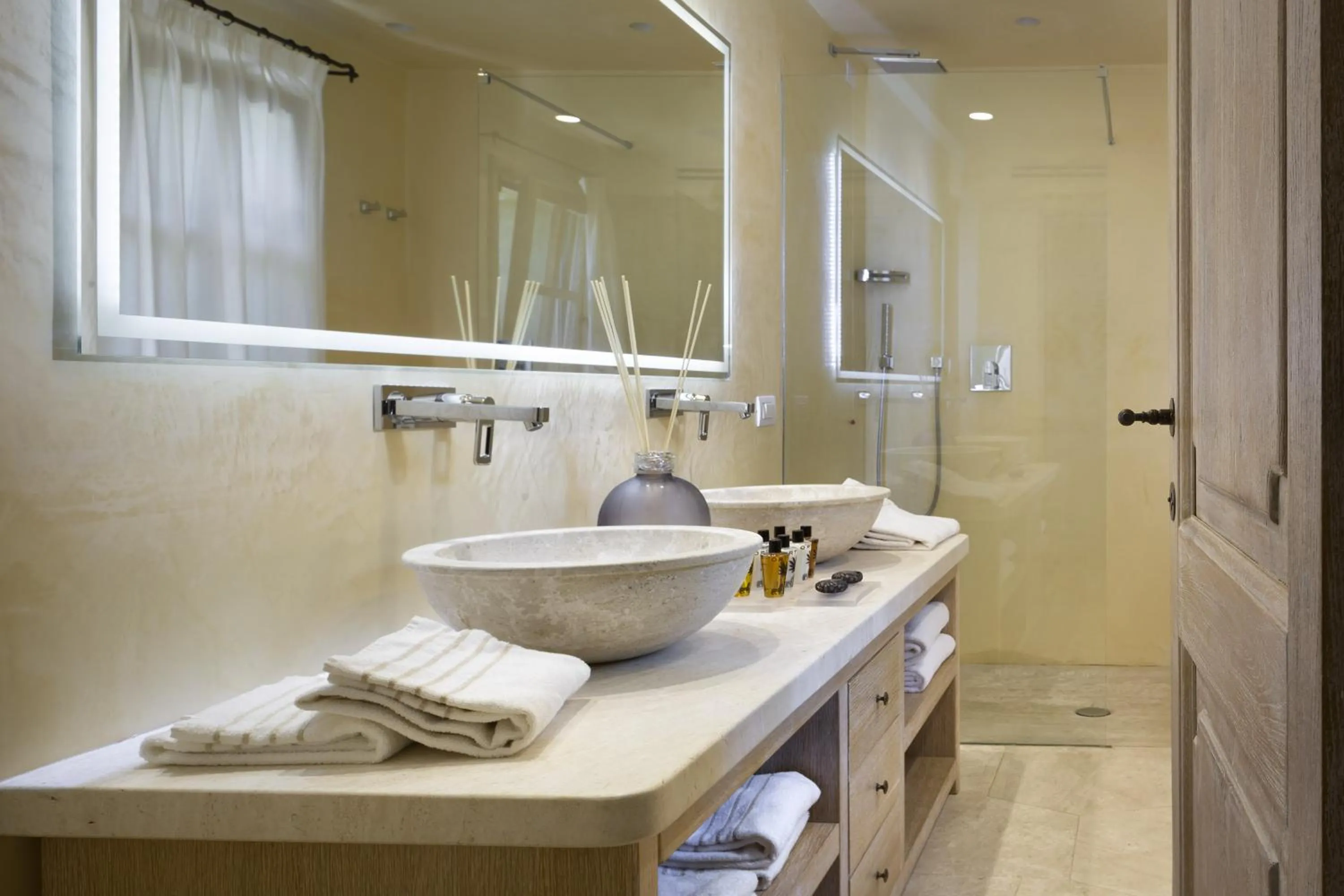 Shower in Hotel Li Finistreddi