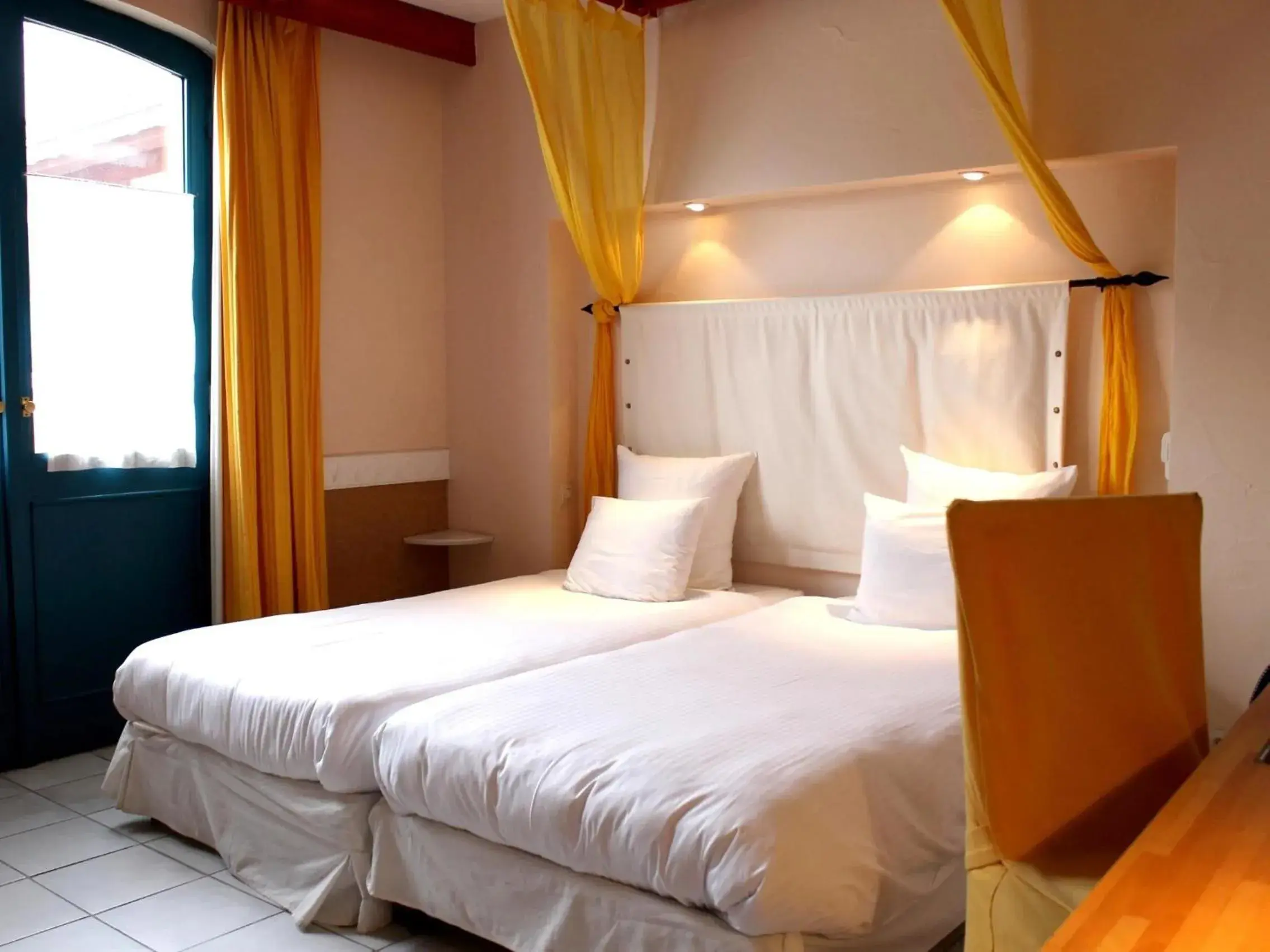 Twin Room in Logis Hôtel Les Pages Twin Room in Logis Hôtel Les Pages