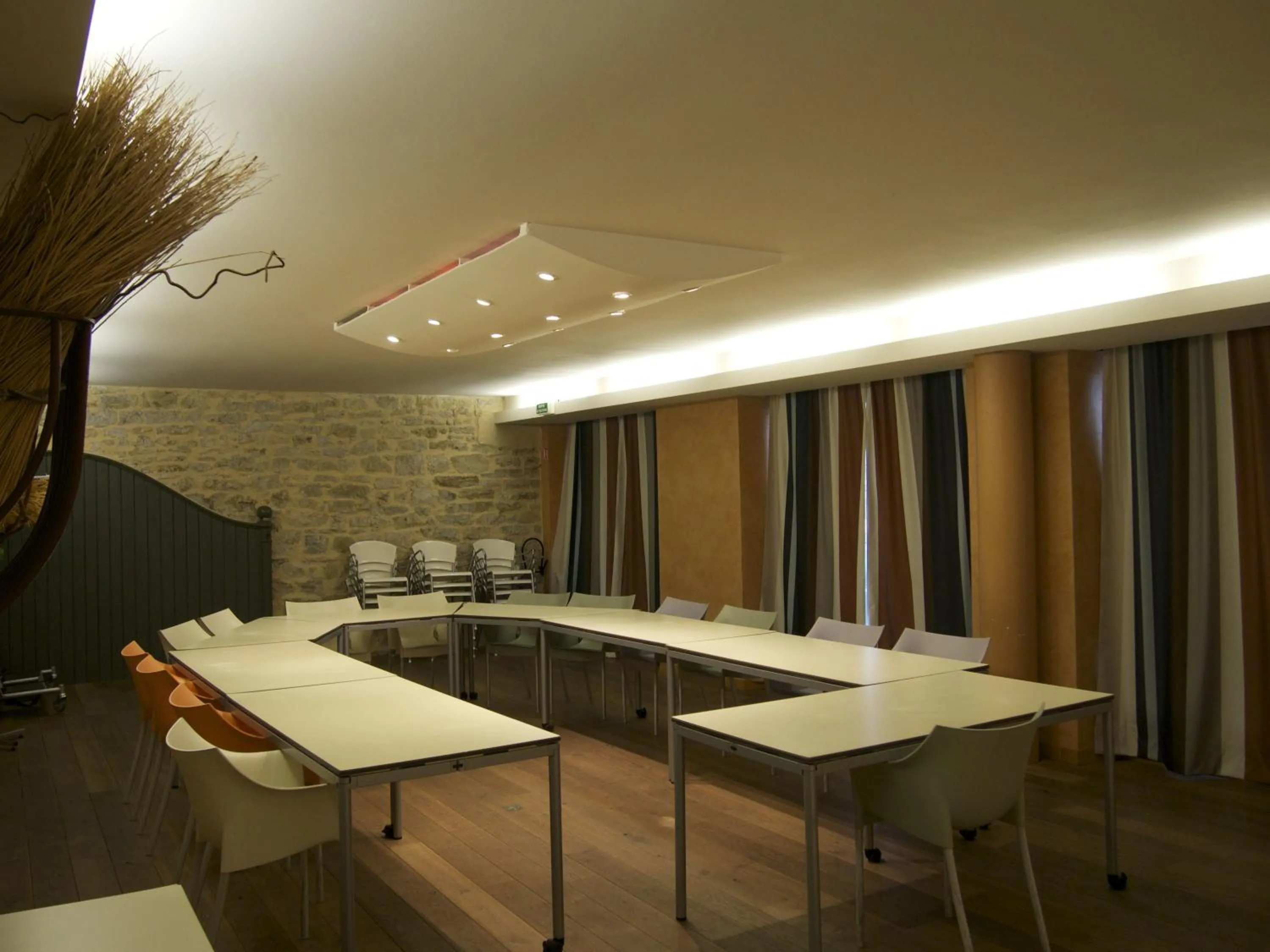 Business facilities in Logis Hôtel Les Pages