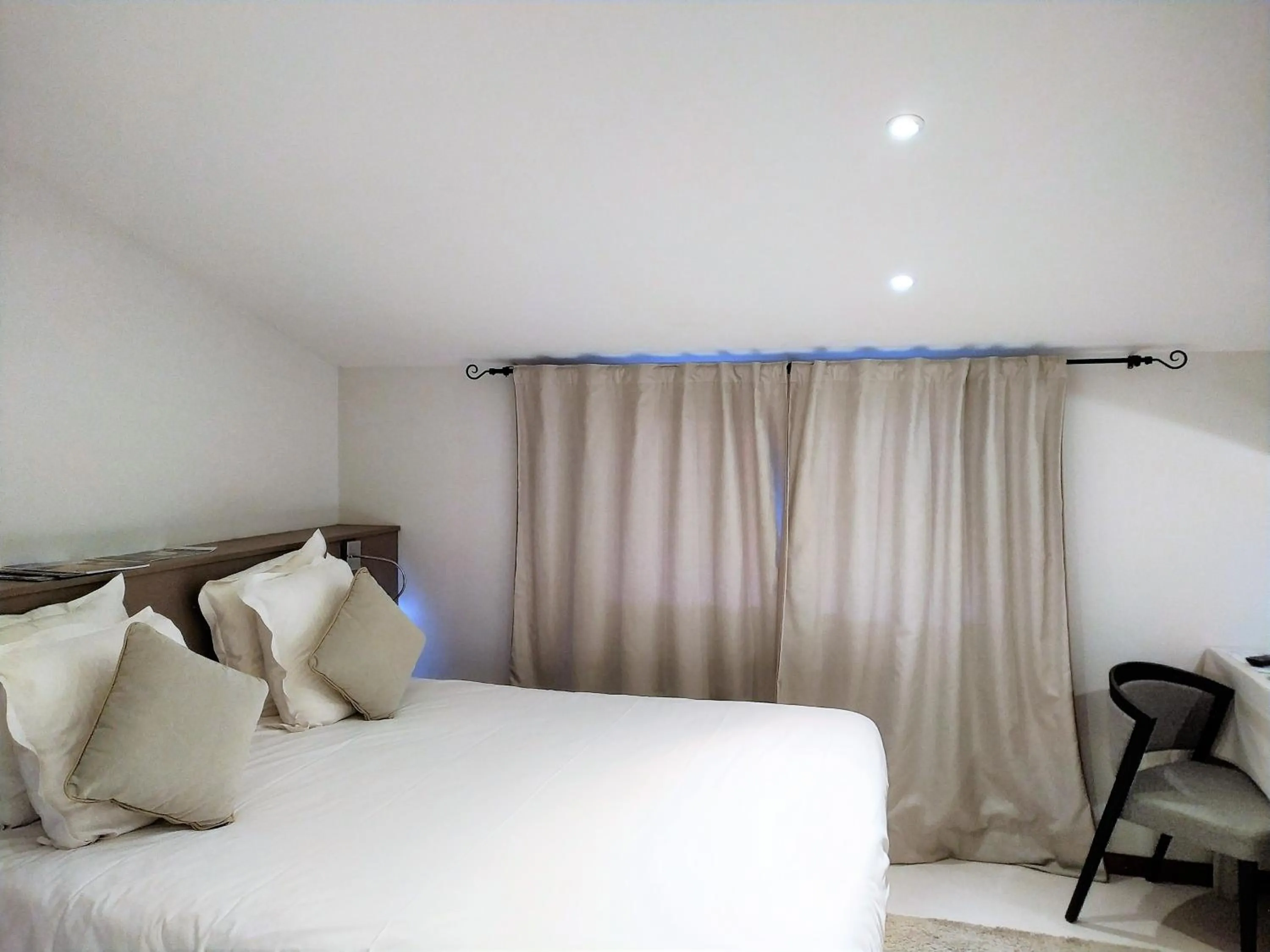 Bedroom, Bed in Logis Hôtel Les Pages