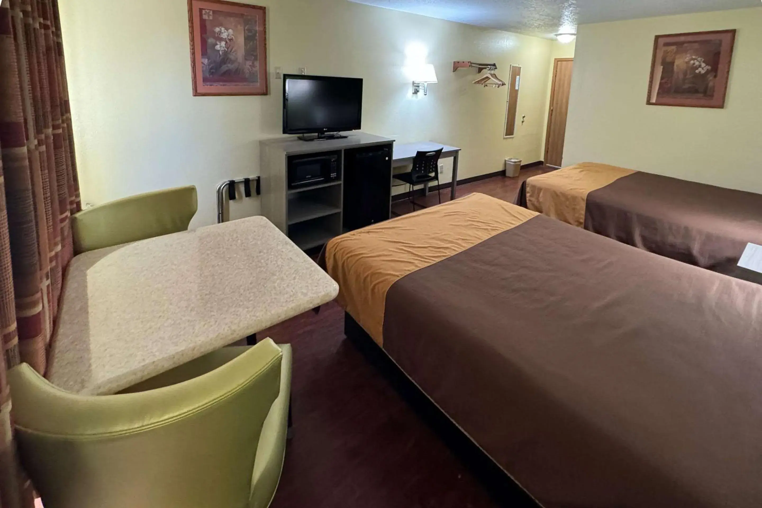 Bedroom, Bed in Rodeway Inn Moriarty Bedroom, Bed in Rodeway Inn Moriarty