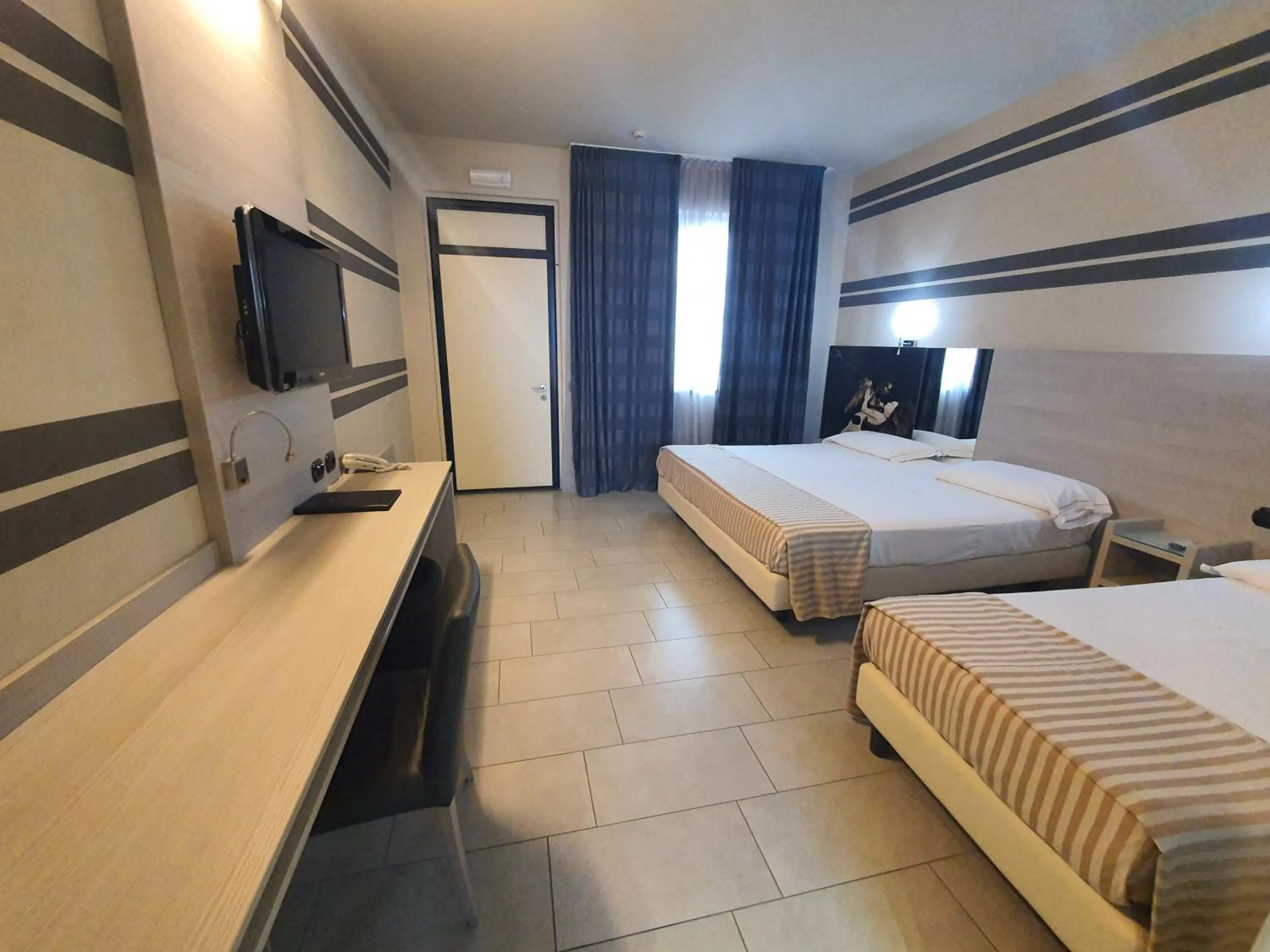 Photo of the whole room, Bed in Hotel Motel 2