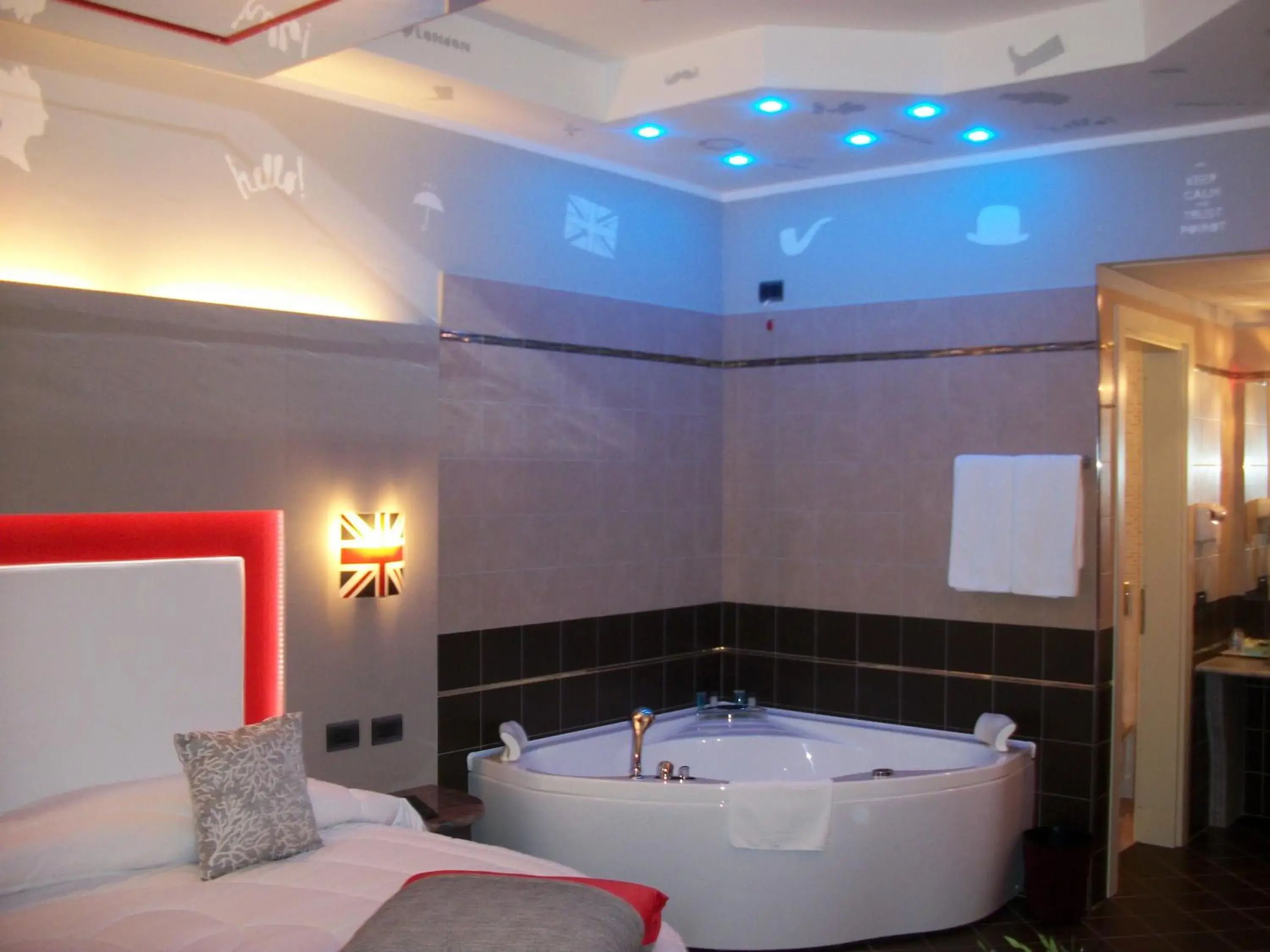 Suite with Hot Tub - single occupancy in Hotel Motel 2 Suite with Hot Tub - single occupancy in Hotel Motel 2