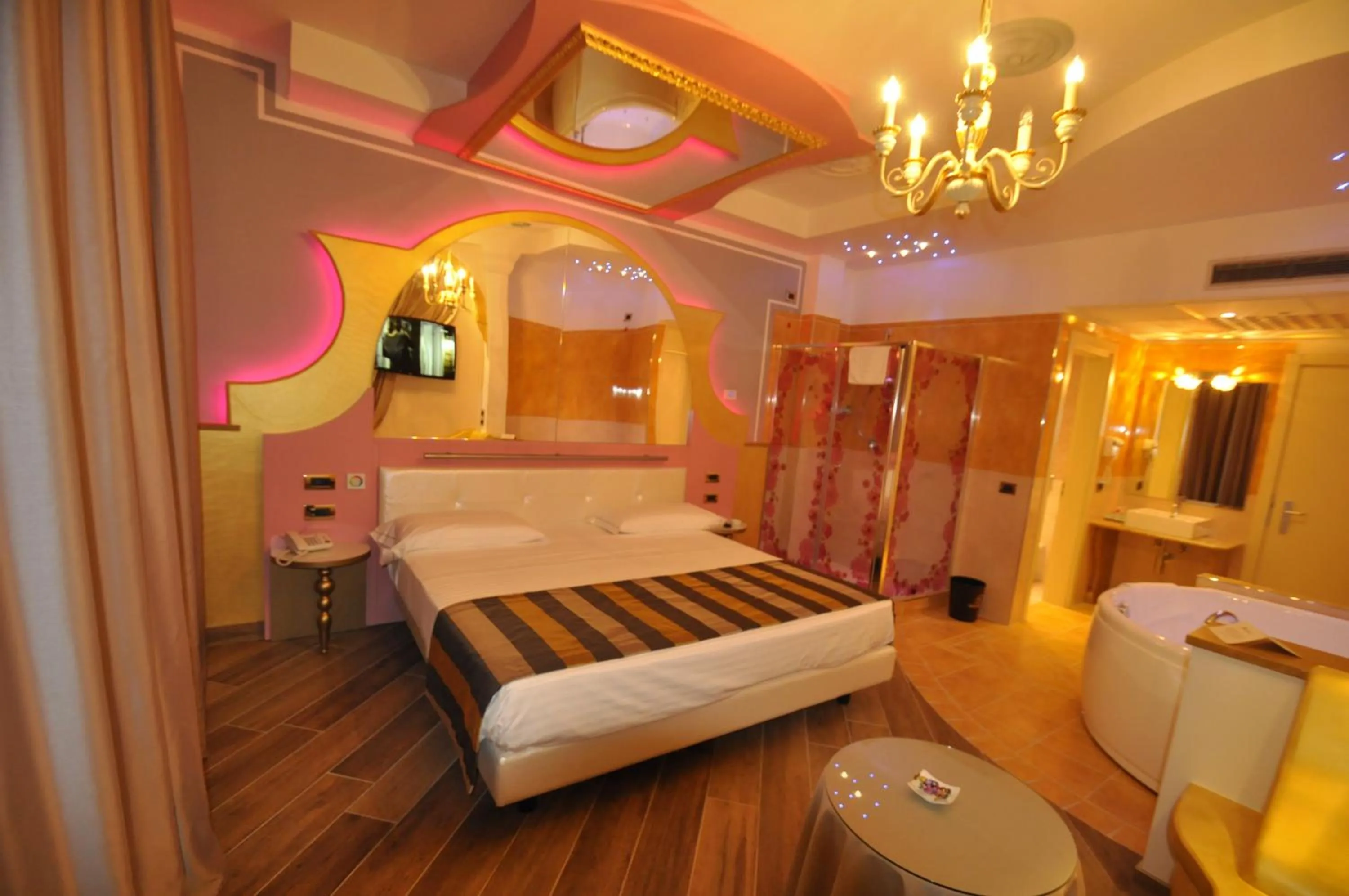 Bedroom, Bed in Hotel Motel 2