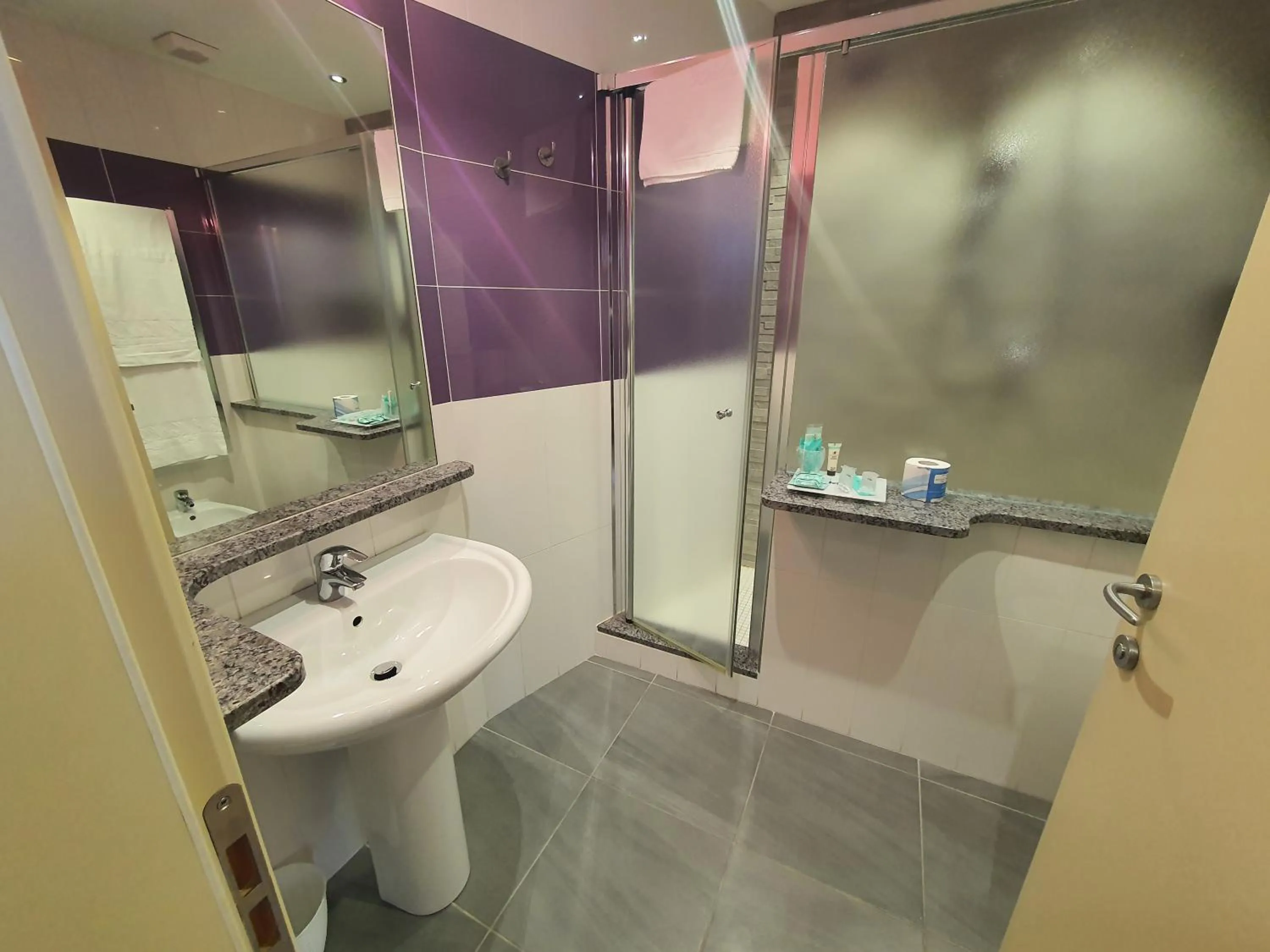 Bathroom in Hotel Motel 2