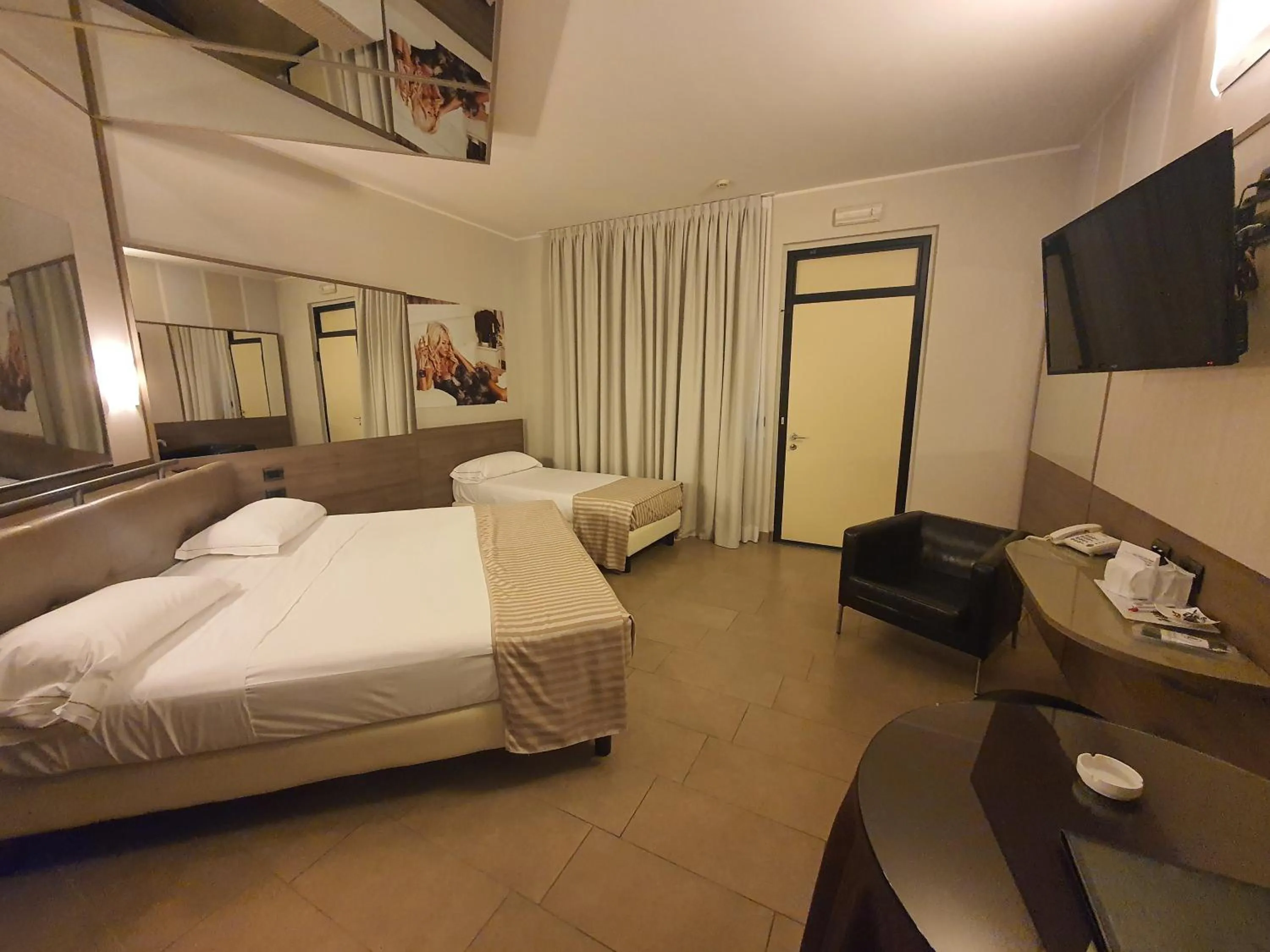 Photo of the whole room, Bed in Hotel Motel 2