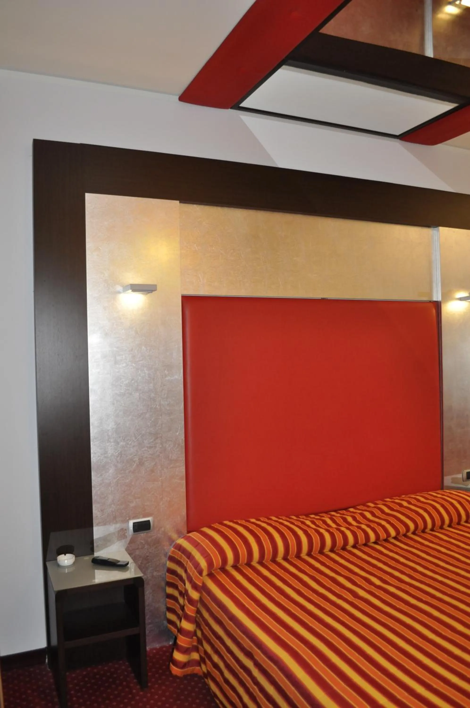 Bedroom, Bed in Hotel Motel 2