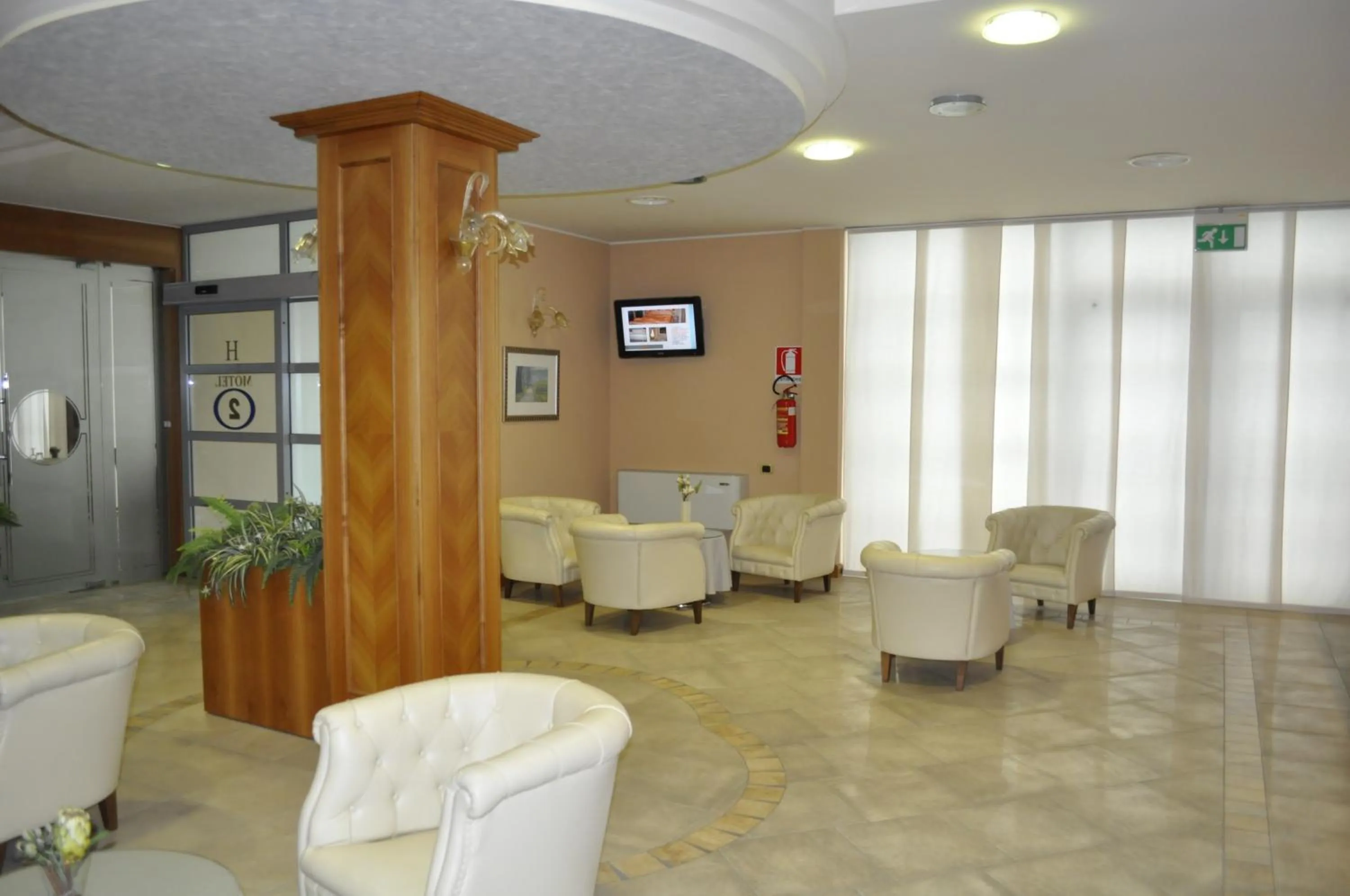 Communal lounge/ TV room in Hotel Motel 2