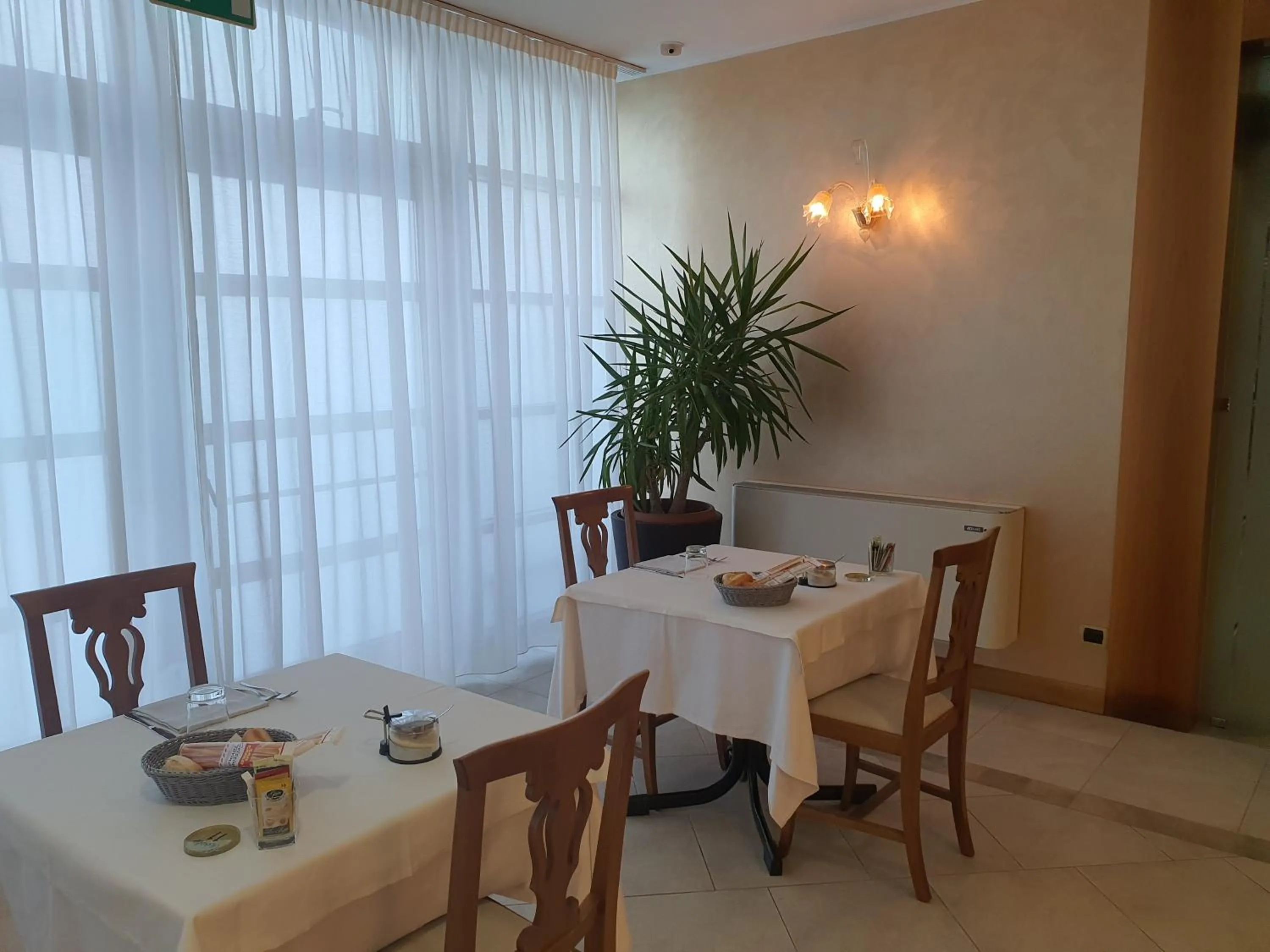 Restaurant/places to eat in Hotel Motel 2