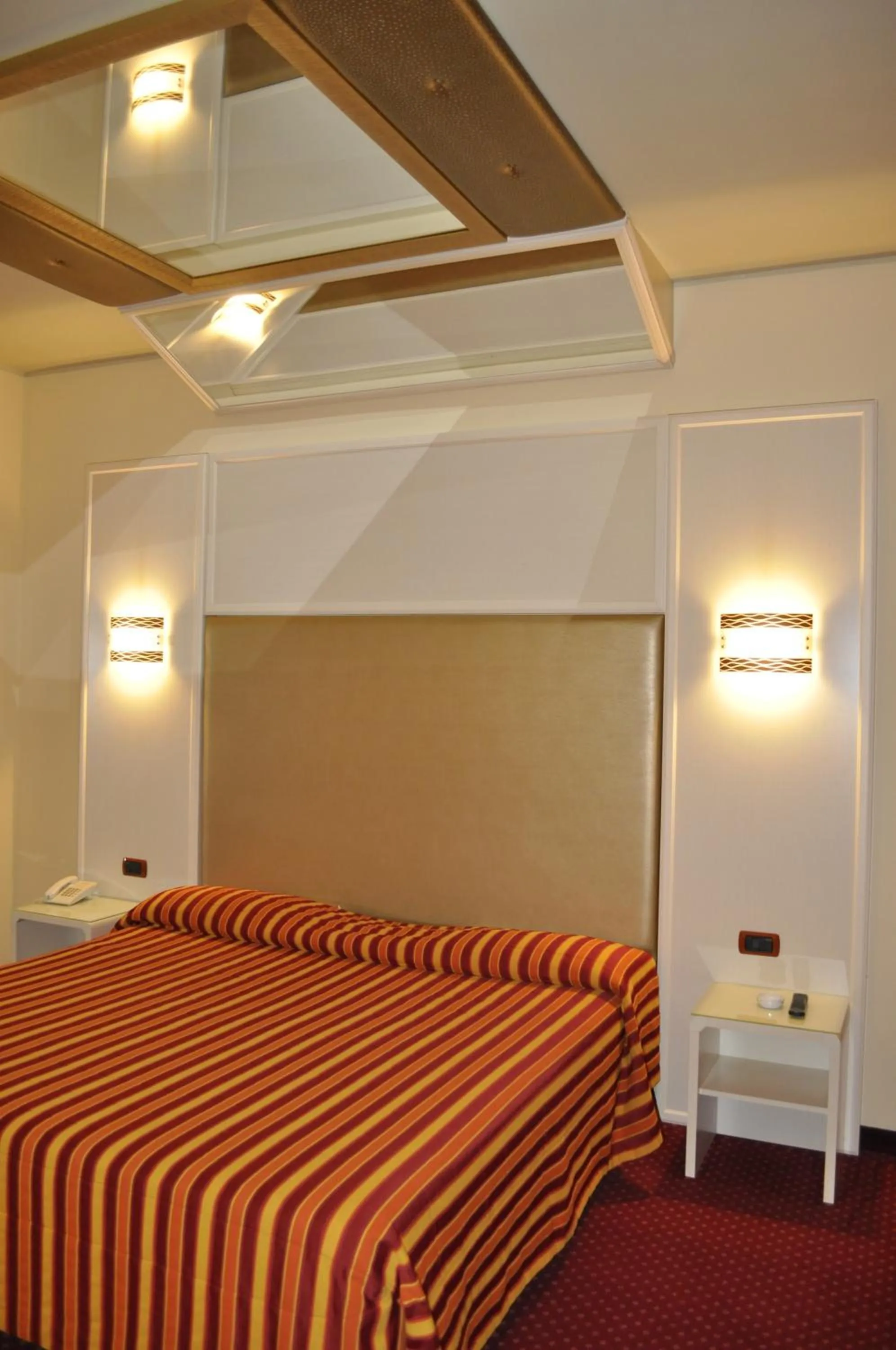 Bedroom, Bed in Hotel Motel 2