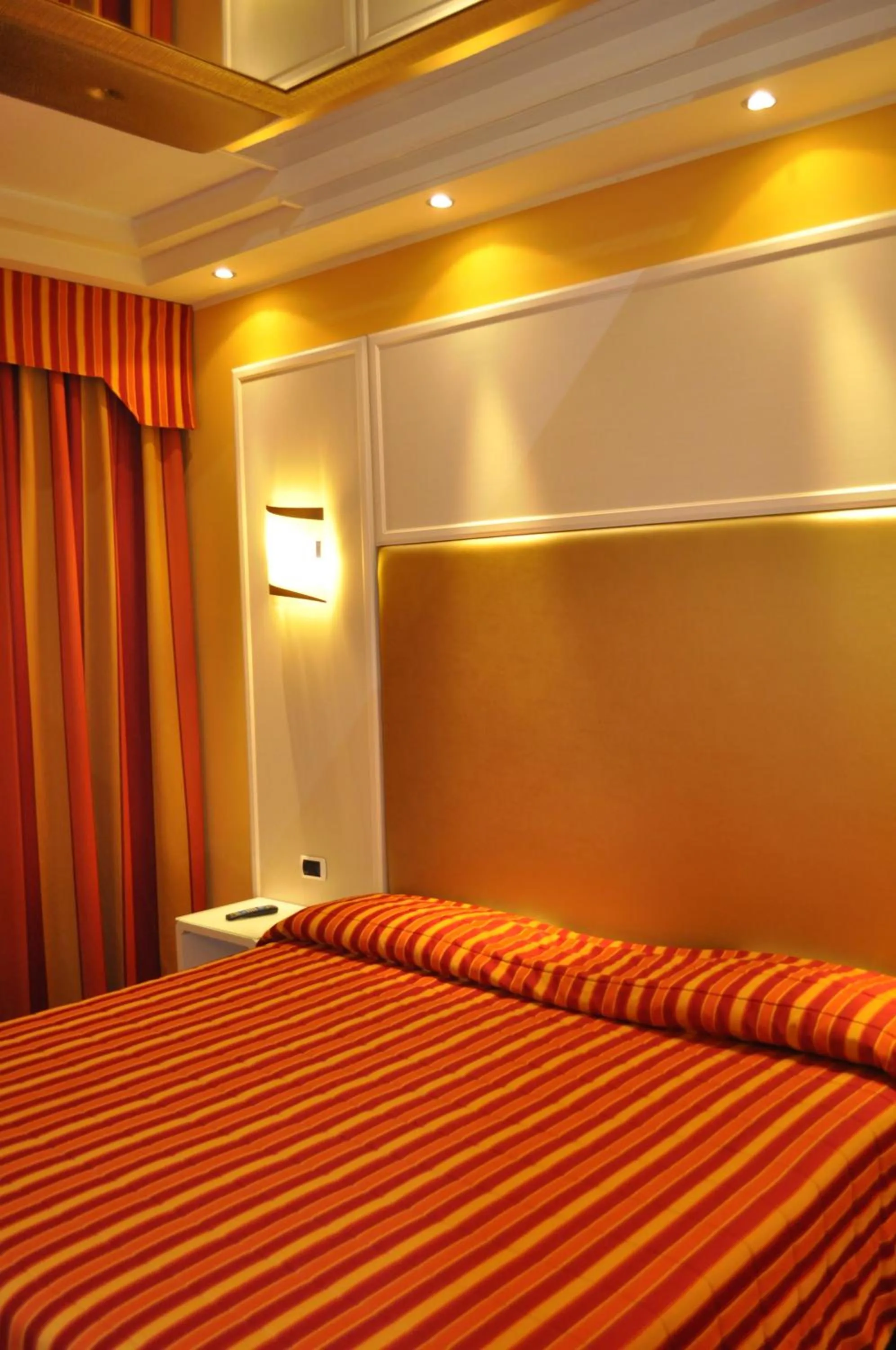 Bedroom, Bed in Hotel Motel 2