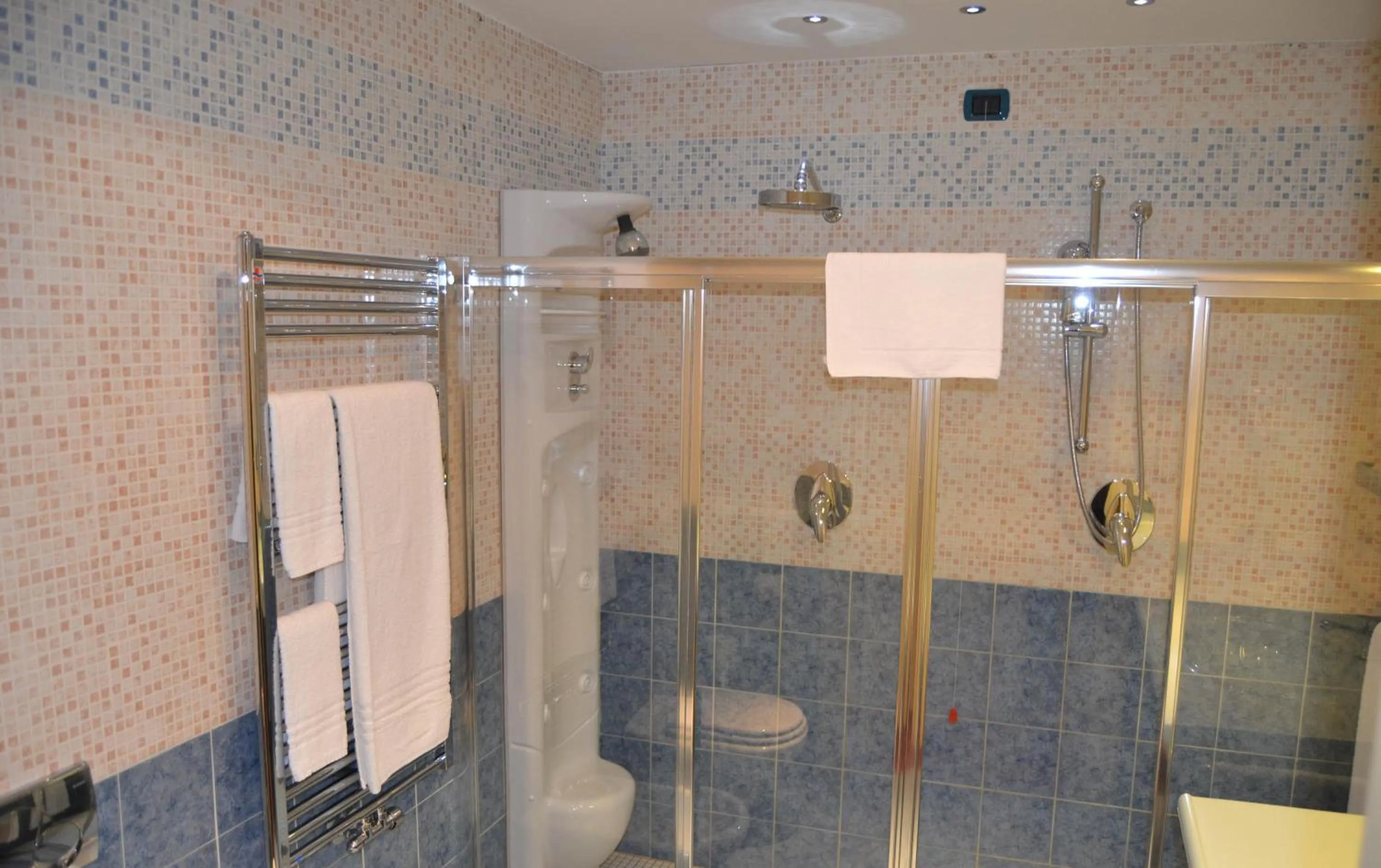 Bathroom in Hotel Motel 2