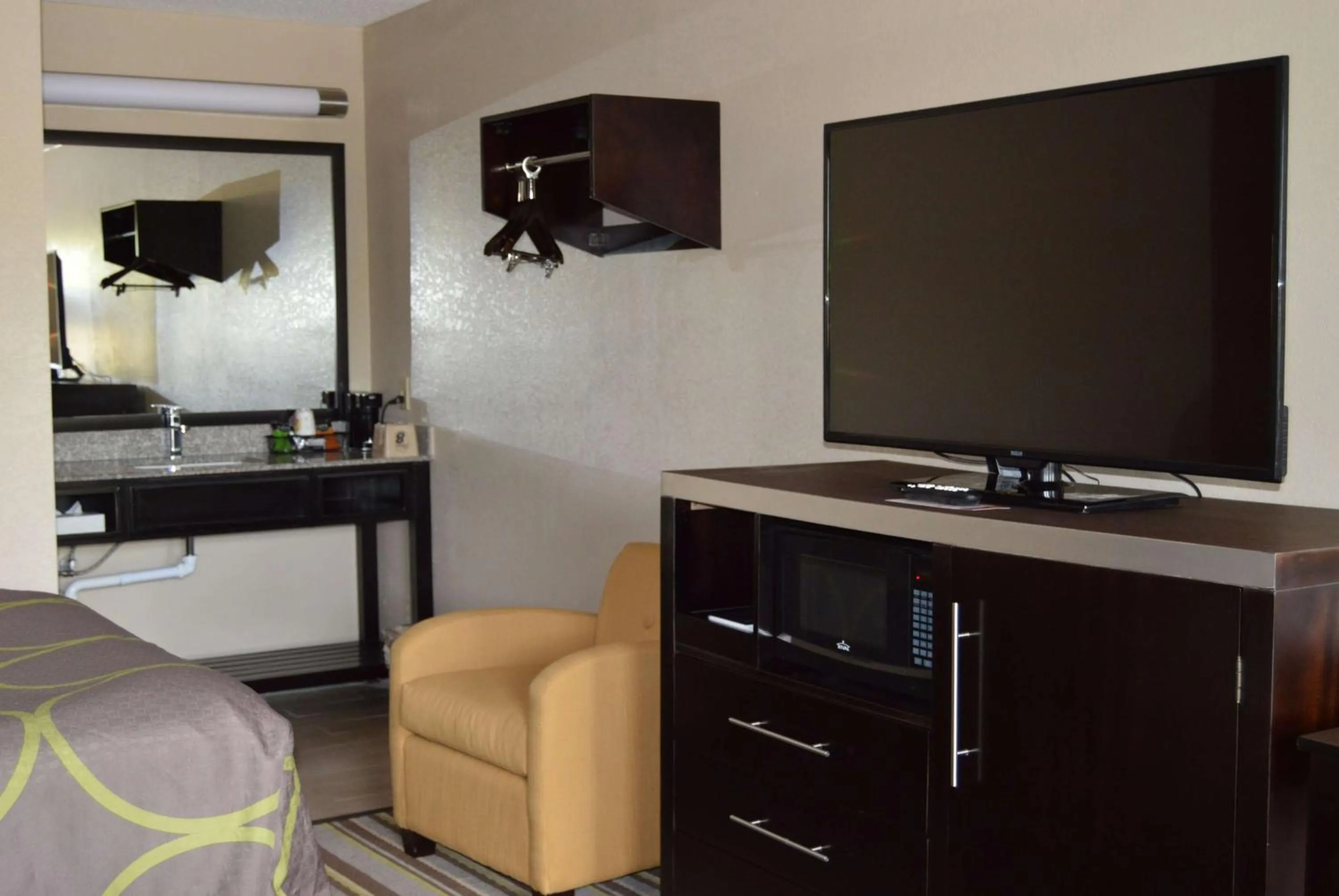 Photo of the whole room in Super 8 by Wyndham Stockbridge