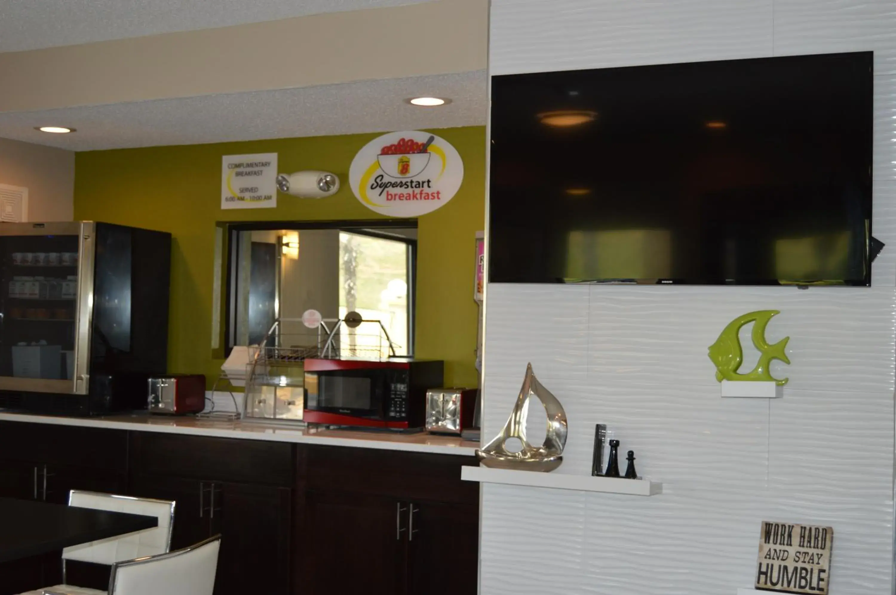 Food and drinks in Super 8 by Wyndham Stockbridge Food and drinks in Super 8 by Wyndham Stockbridge