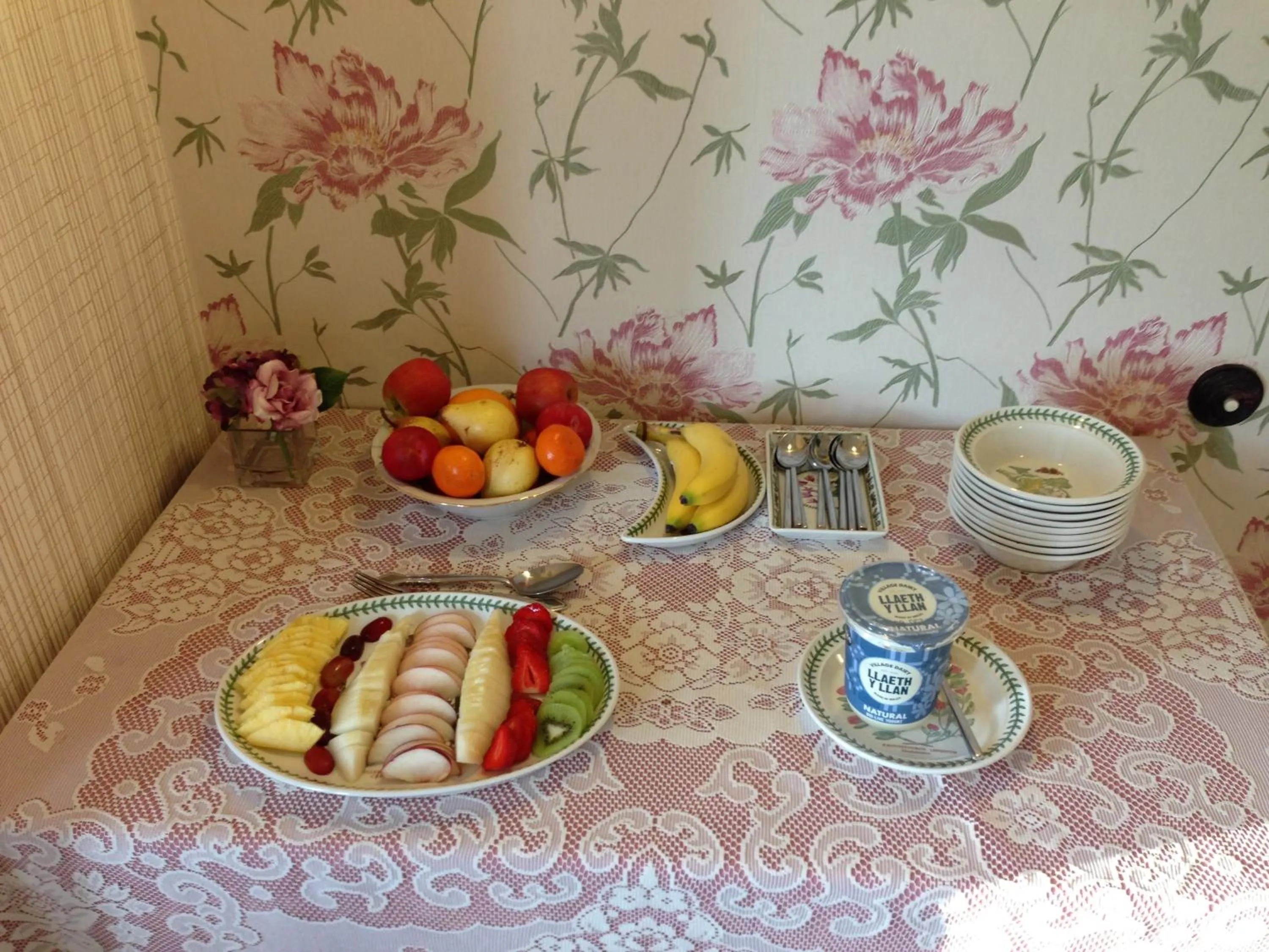 Breakfast in Gwrach Ynys Country Guest House