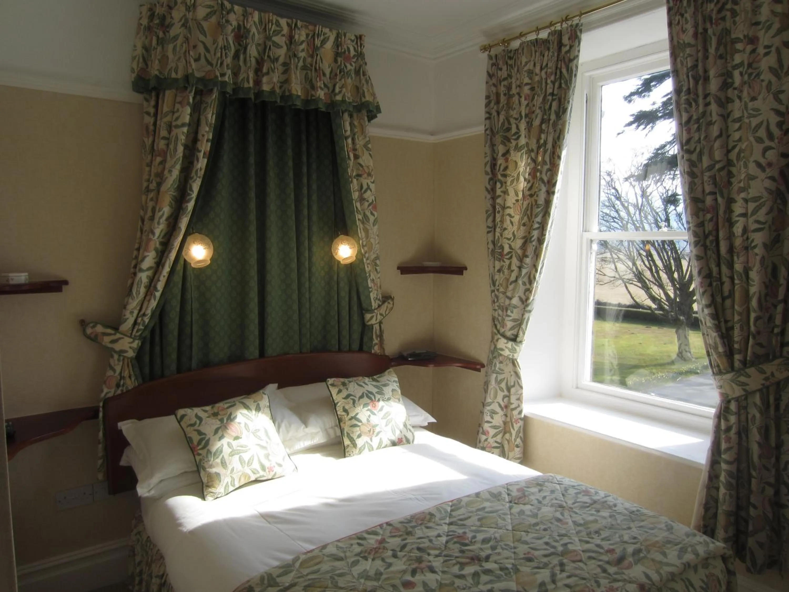 Bed in Gwrach Ynys Country Guest House