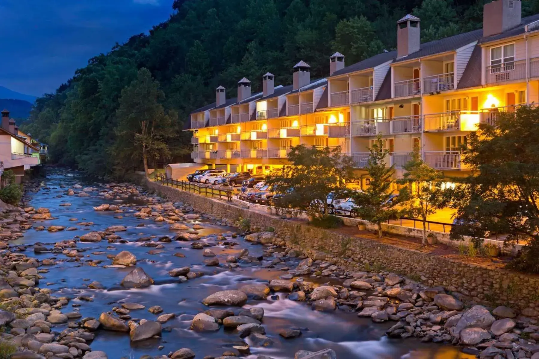 Property building in Gatlinburg River Inn Property building in Gatlinburg River Inn