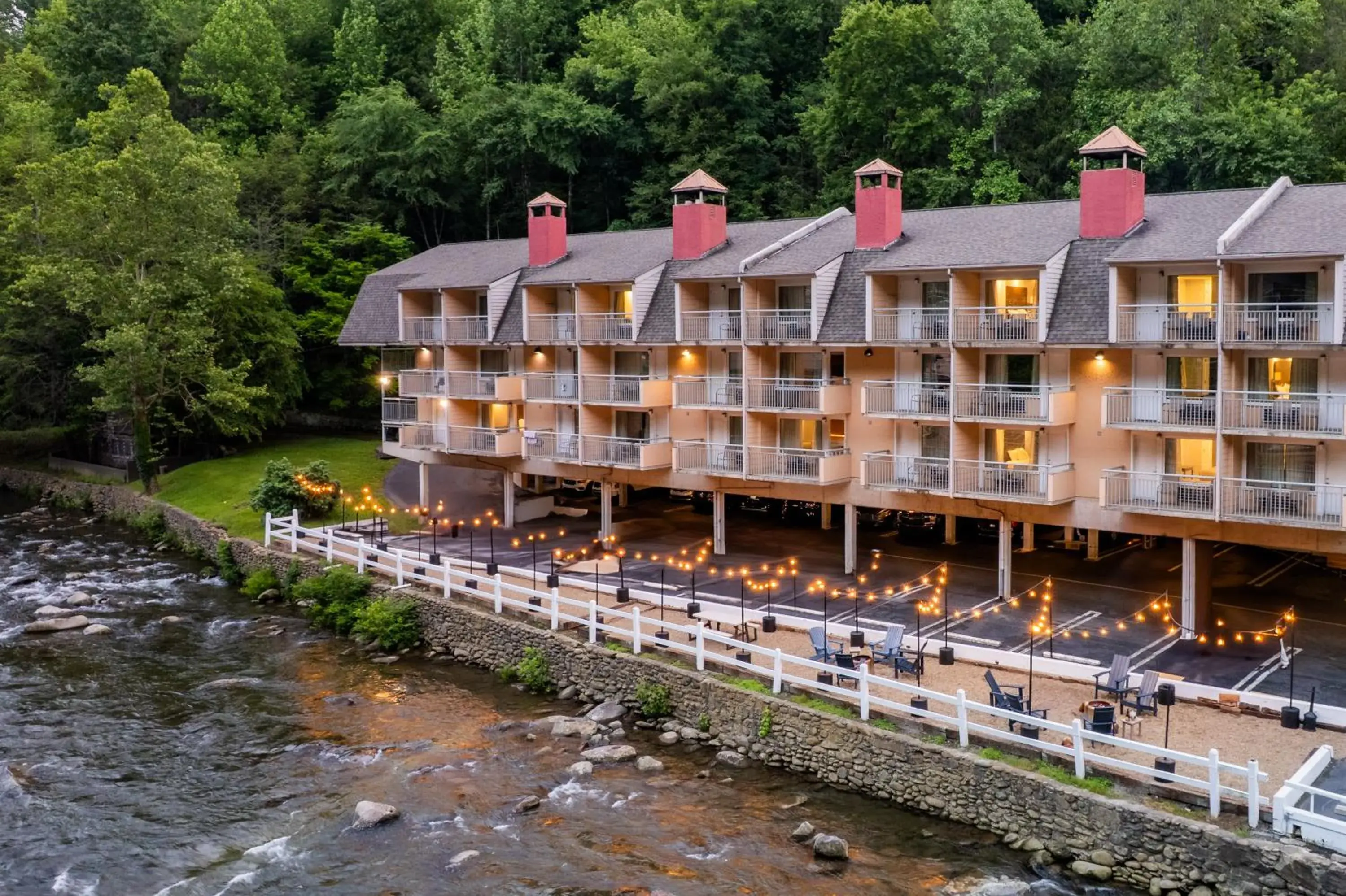 Property building in Gatlinburg River Inn Property building in Gatlinburg River Inn