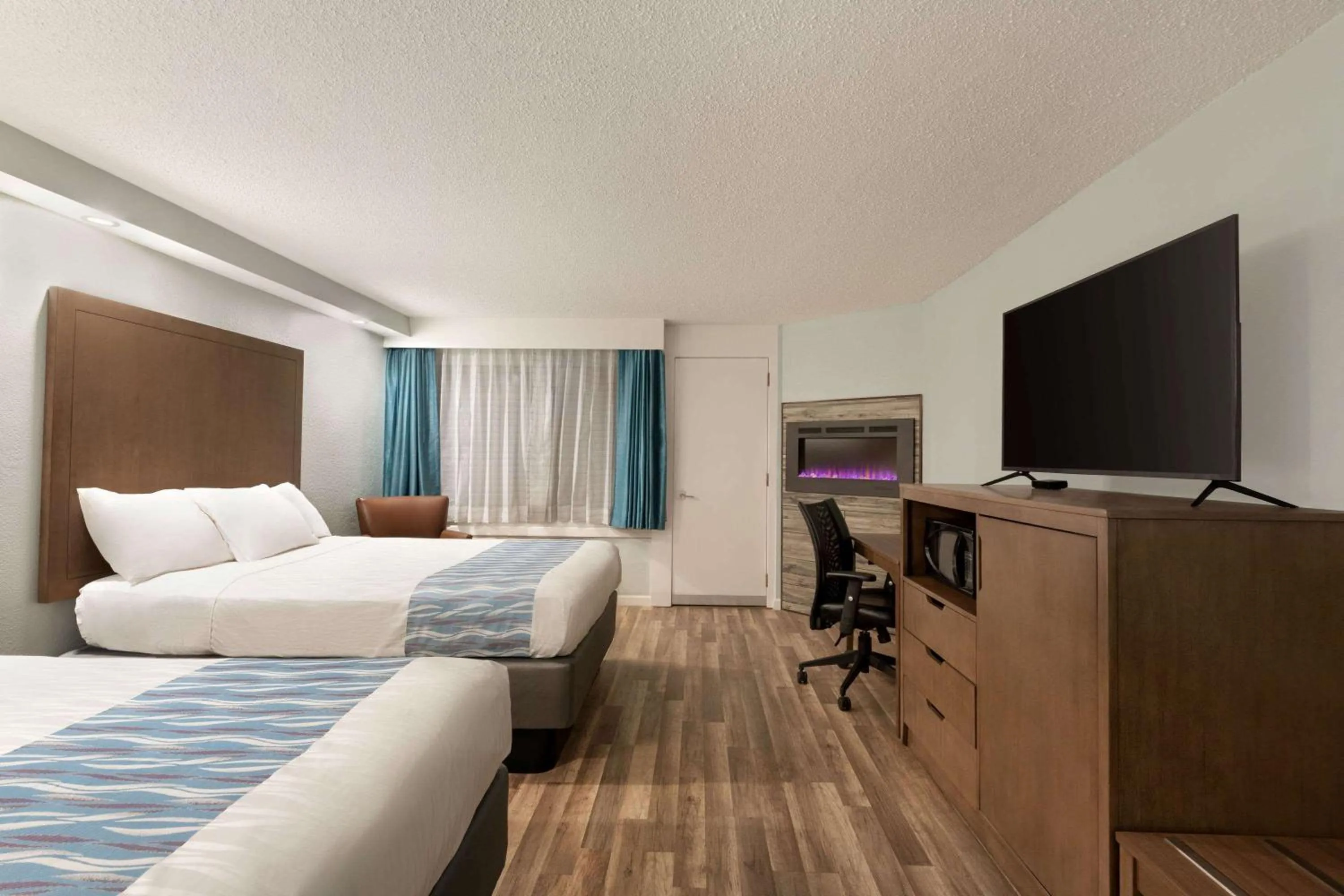 Photo of the whole room, Bed in Gatlinburg River Inn