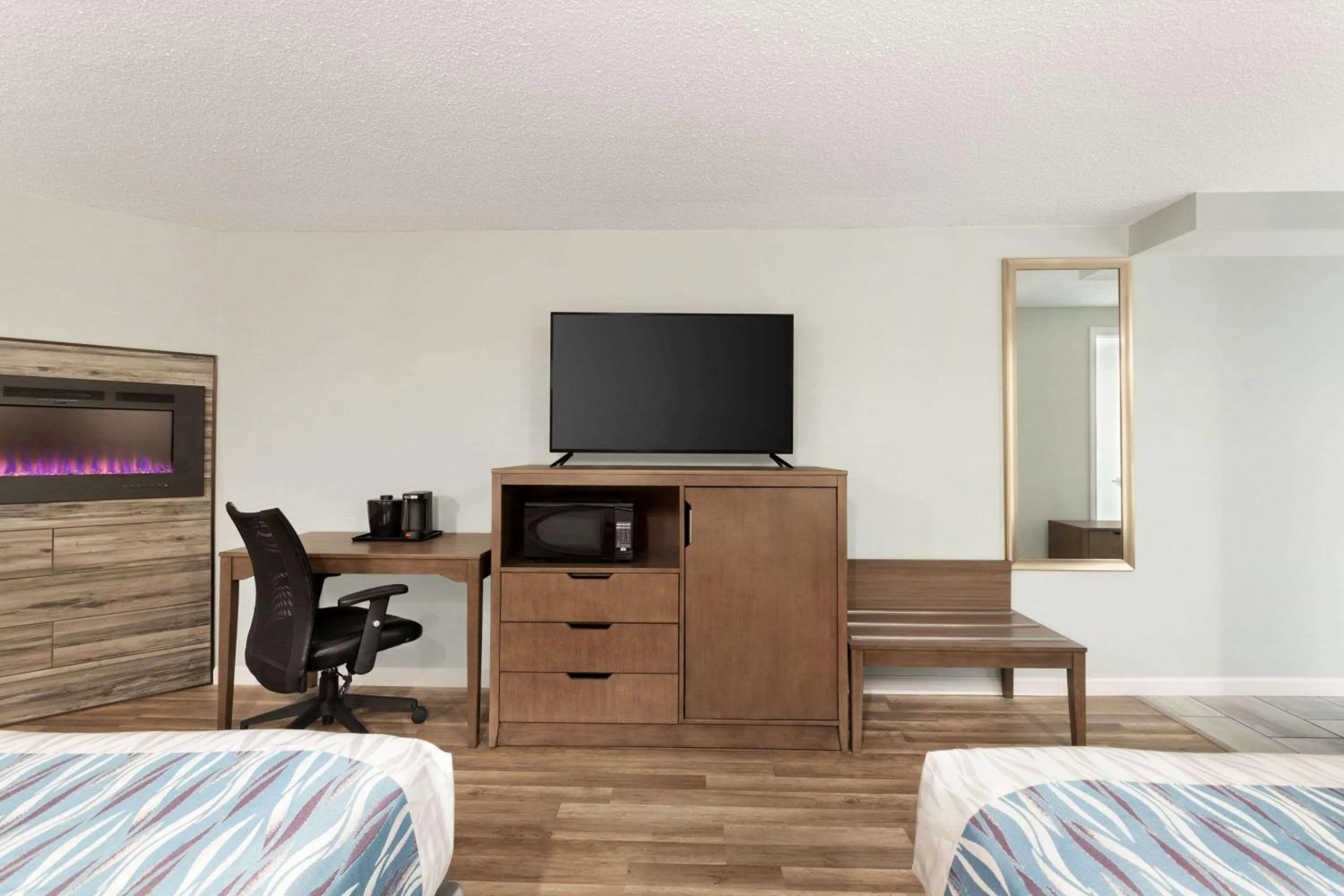 Photo of the whole room, Bed in Gatlinburg River Inn