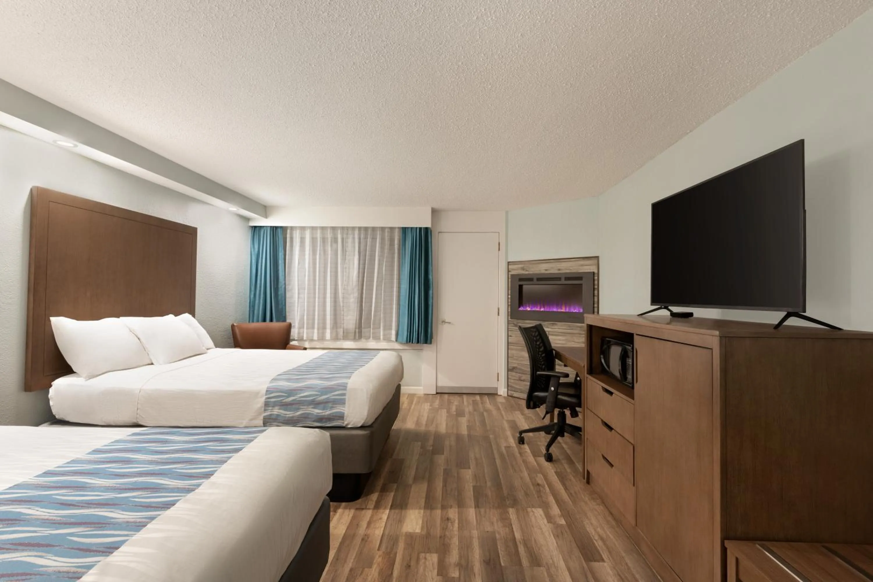 Photo of the whole room, Bed in Gatlinburg River Inn