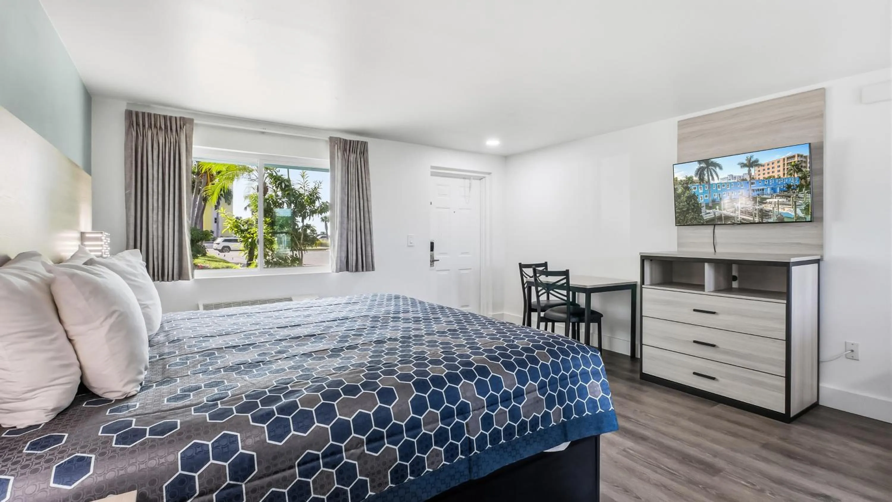 Bed in Bayside Inn and Marina