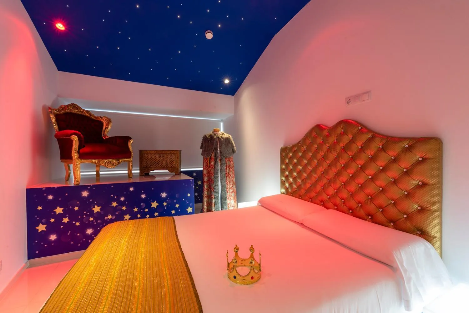 Shower, Bed in Hotel del Juguete