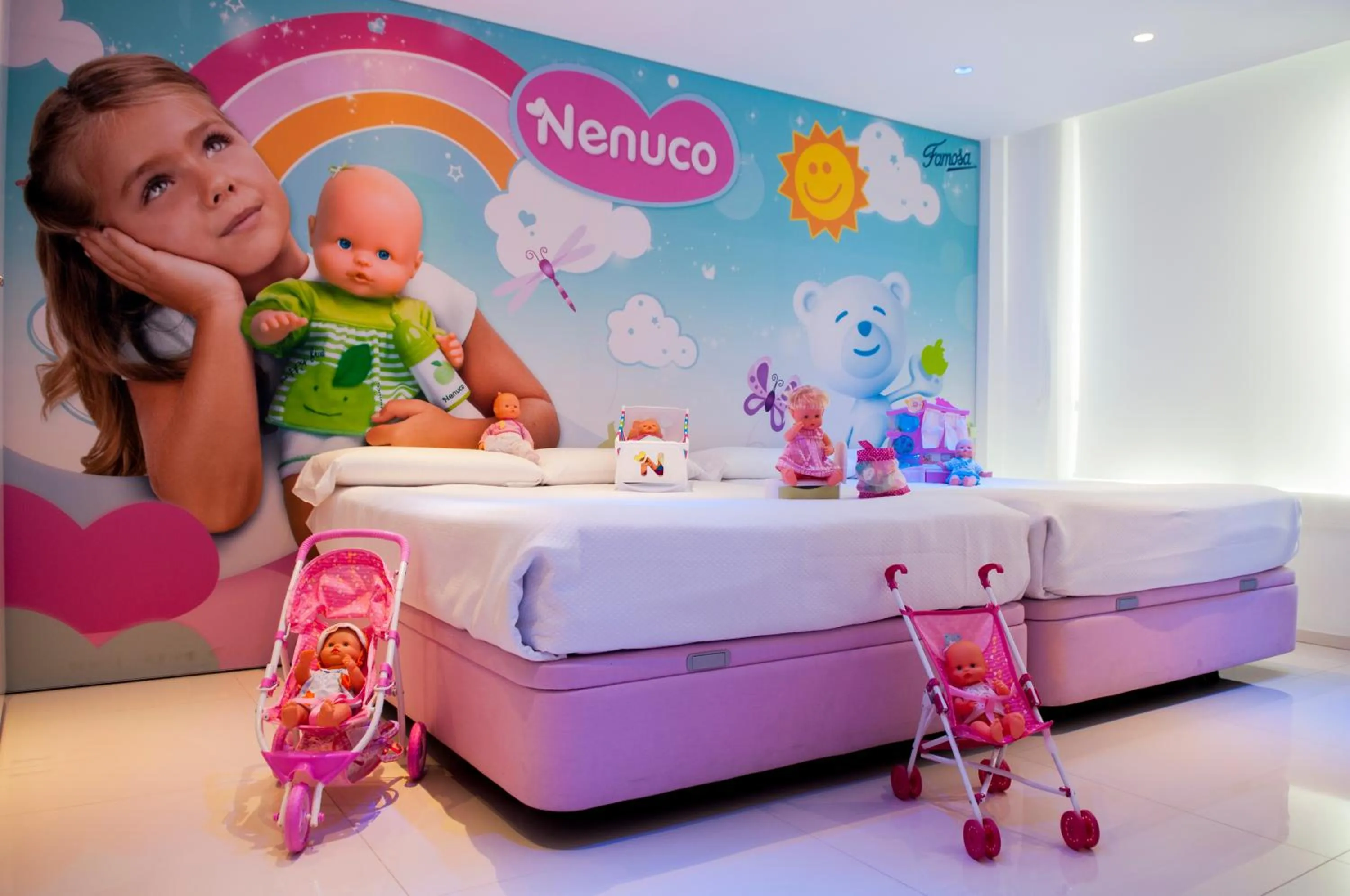 Shower, Bed in Hotel del Juguete