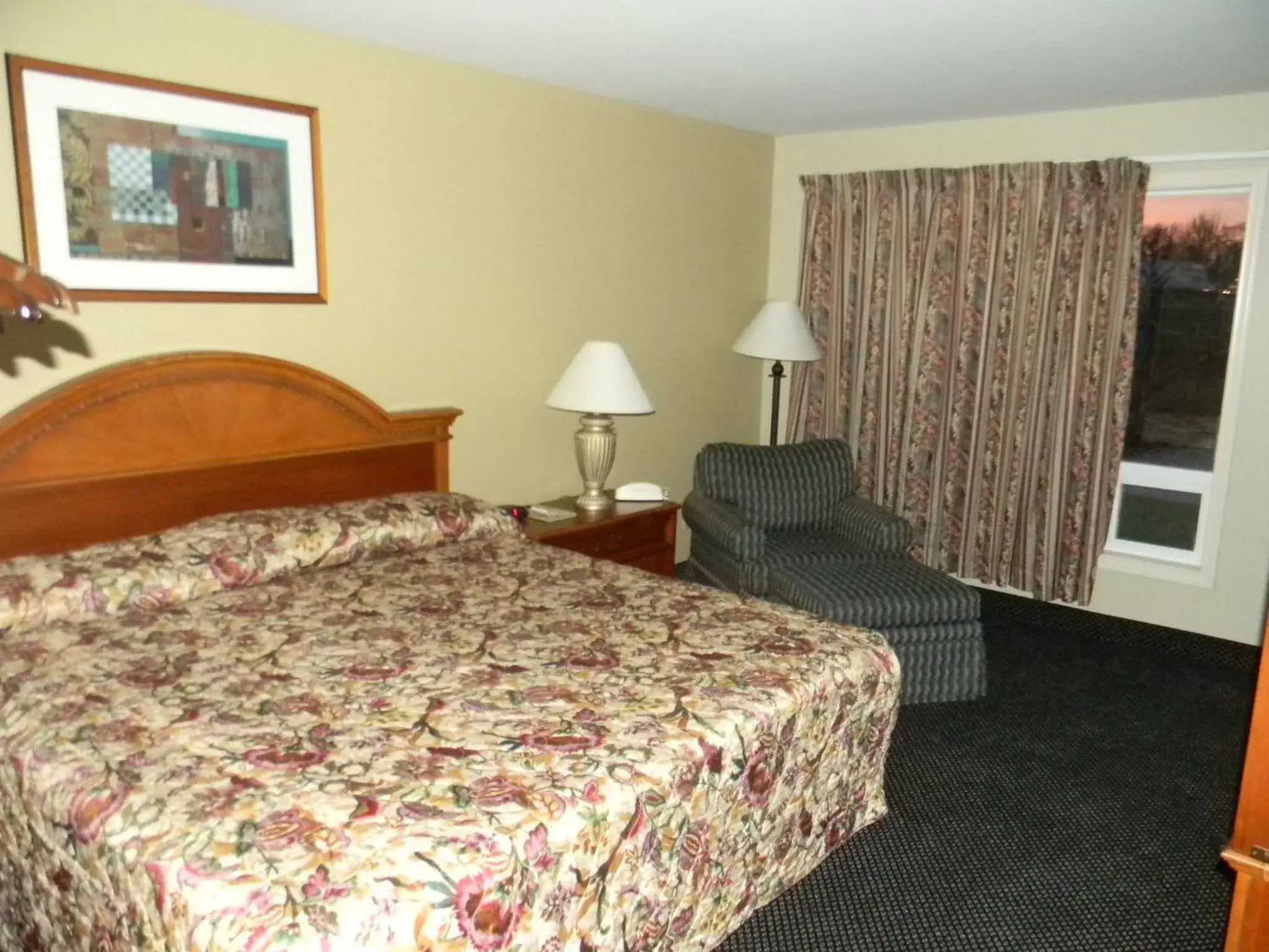 Bedroom, Bed in Lakeview Inn Centralia Bedroom, Bed in Lakeview Inn Centralia