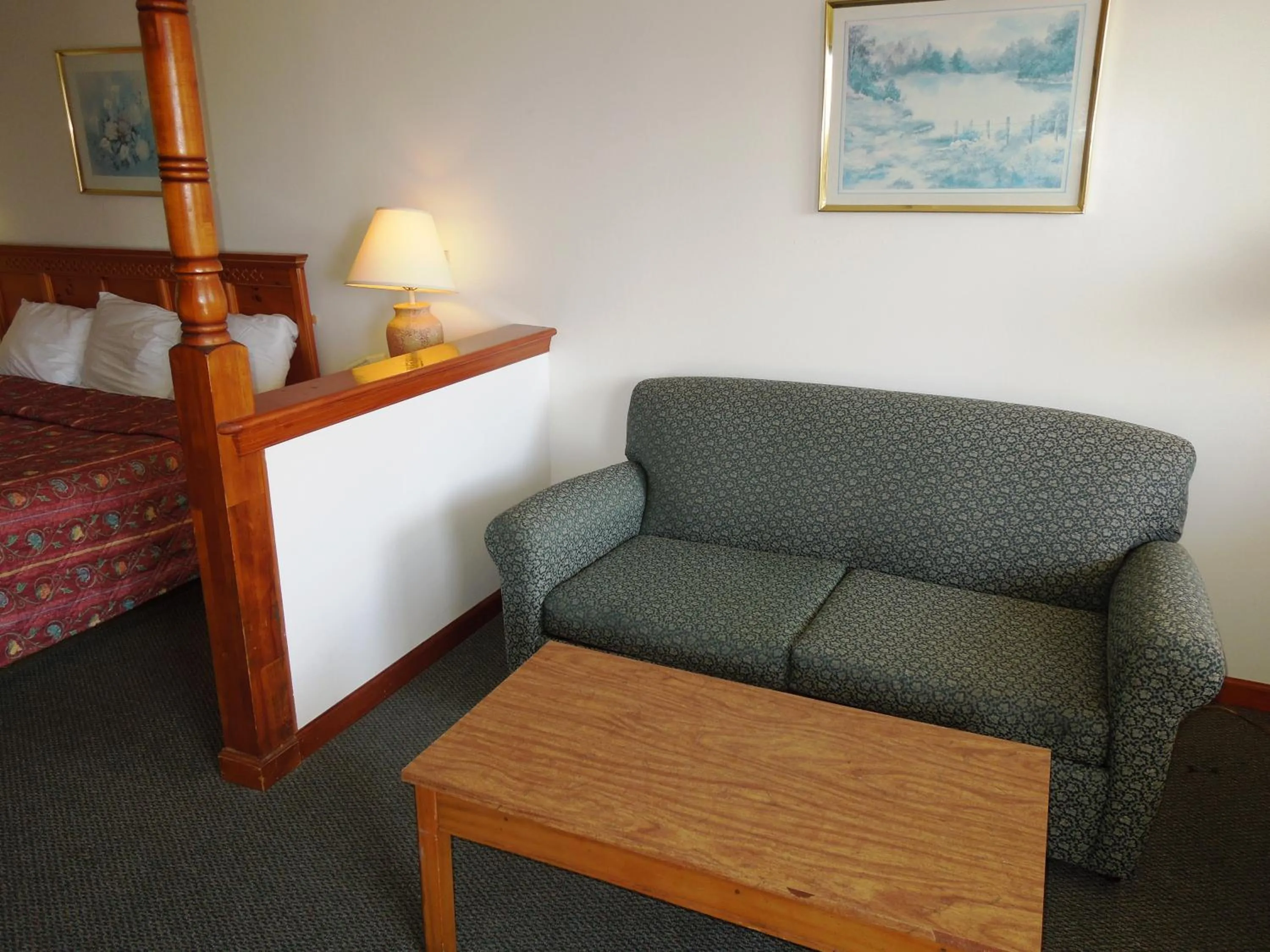 Photo of the whole room, Seating Area in Executive Lodge Absecon