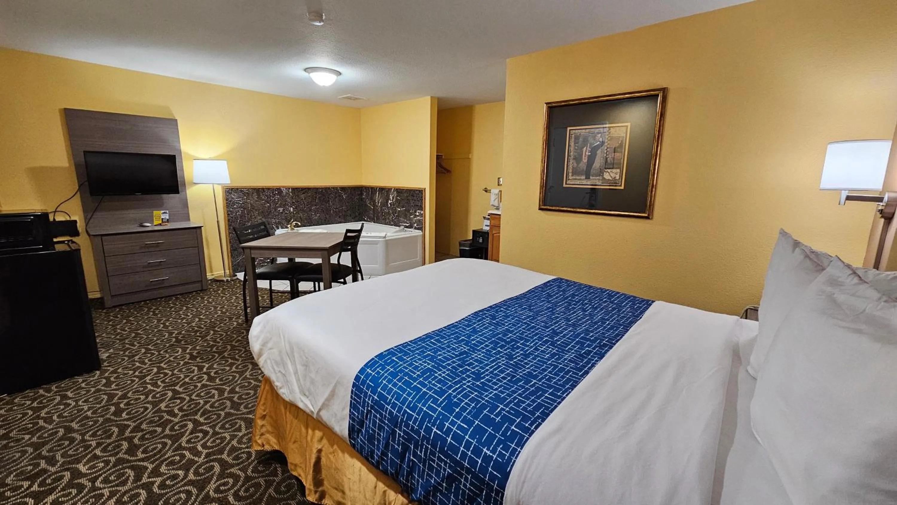 Bedroom, Bed in Travelodge by Wyndham Wenatchee